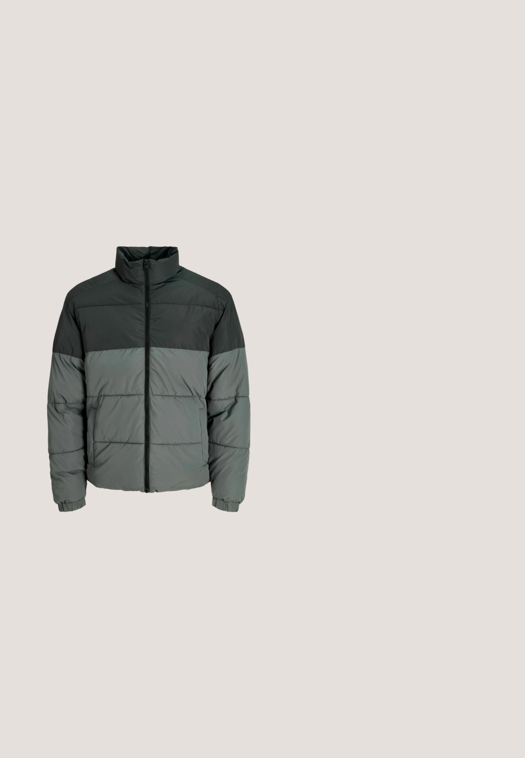 Chaqueta acolchada para hombre con cuello alto, cremallera completa en el frente, puños elásticos y diseño bicolor en gris oscuro y claro.; Suéter de punto trenzado negro con mangas largas, puños y dobladillo acanalados, que presenta diferentes patrones de tejido en la parte frontal y un cuello redondo.; Camiseta blanca de manga larga confeccionada en algodón. Presenta un cuello redondo, corte regular y una etiqueta de marca sutil en el costado. Textura suave.; Pantalones cargo negros de denim, con un corte relajado, dos bolsillos laterales y un acabado desgastado con costuras en contraste.; Botas de tobillo de cuero negro con punta redonda, diseño con cordones y una lengüeta en la parte trasera. Presentan un acabado texturizado y suela de goma.; Pequeño bolso bandolera rectangular negro con bolsillo delantero con cremallera y correa de hombro ajustable sobre fondo blanco.