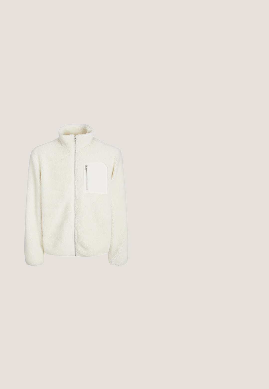 Veste en polaire blanche avec col haut, fermeture éclair sur le devant et une petite poche zippée sur la poitrine. Texture douce avec une apparence duveteuse.; Pull beige à manches longues avec col rond, poignets et ourlet côtelés, présentant un motif en tricot texturé.; T-shirt vert olive à manches courtes en tissu doux, avec un col rond et une coupe décontractée avec des ourlets cousus.; Pantalon de survêtement beige avec taille élastique, cordon de serrage ajustable, deux poches latérales et coupe fuselée. Texture douce, style décontracté.; Baskets vert olive à lacets flottant au-dessus d'un banc en bois, avec un feuillage vert flou en arrière-plan.; Petit sac bandoulière beige avec poche avant zippée, logo métallique ALDO, sangle large ajustable et forme rectangulaire arrondie sur fond blanc.