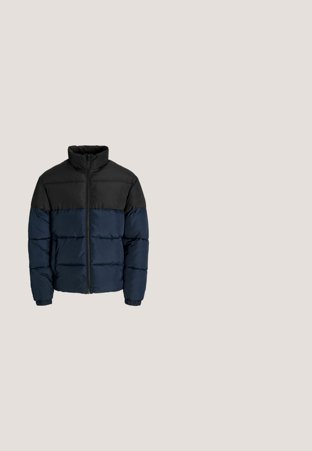 Dunjakke med sort øverste halvdel og marineblå nederste halvdel. Fremstillet af quiltet materiale, den har høj krave og elastiske manchetter.; Marineblå hoodie lavet af blødt stof, med et stort hvidt grafisk print med brandnavnet og etableringsdatoen på fronten.; Sort T-shirt med korte ærmer med hvid "JACK JONES" tekst og et rødt firkantet logo centreret på brystet.; Mørkeblå denimjeans med lige ben, der har fem lommer, metalknaplukning og let slid på lårene.; Sort ankelstøvle med en glat overflade, metaløjer, rund tå, polstret krave og tekstureret gummisål. Enkel design med logo-detalje på siden.; Marineblå crossover taske lavet af tekstureret stof, med lynlås lukning, justerbar rem og prægede logo på forsiden.