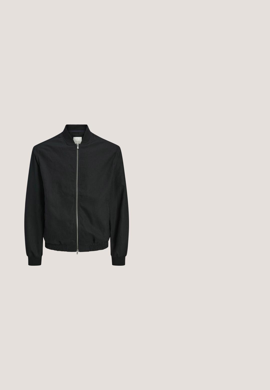  μαύρο bomber jacket με φερμουάρ μπροστά, ελαστικούς καρπούς και ύφανση. Κατασκευασμένο από ελαφρύ ύφασμα, με απλό σχέδιο χωρίς μοτίβα.; Μαύρο κοντομάνικο πόλο μπλουζάκι με δύο κουμπιά και μικρό κεντημένο λογότυπο στο αριστερό στήθος.; Μαύρα casual σορτς με ελαστική μέση και δέσιμο μπροστά, μήκος μέχρι το γόνατο, απλός σχεδιασμός, κατάλληλα για καθημερινή χρήση.; Μαύρο δερμάτινο μποτάκι αστραγάλου με σχέδιο κορδονιού, παχιά καουτσούκ σόλα, υφή και ενισχυμένες ραφές. Διαθέτει μινιμαλιστική σήμανση.; Μαύρα πλαστικά γυαλιά ηλίου με μπλε φακούς, τετράγωνο σχήμα και κομψούς βραχίονες με μικρή λεπτομέρεια λογότυπου.; Μαύρο δερμάτινο τσαντάκι μπάνιου με ορθογώνιο σχήμα, λεία υφή, κλείσιμο με φερμουάρ στην κορυφή και πλαϊνή λαβή για εύκολη μεταφορά.