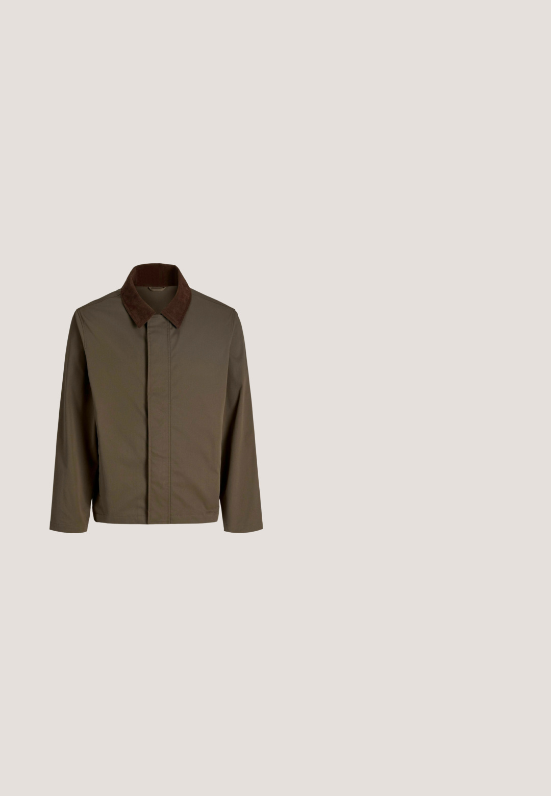 Veste en tissu brun avec un col en velours côtelé marron foncé, présentant une coupe droite, des manches longues et une fermeture frontale sans quincaillerie visible.; Polo en maille beige à manches courtes avec col côtelé et ouverture en V, vue de face sur fond blanc uni.; Polo marron à manches longues en tissu tricoté texturé, doté d'une encolure zippée et d'un col classique.; Pantalon en velours côtelé marron avec une finition texturée, coupe fuselée et taille élastique dotée d'un cordon de serrage pour un ajustement réglable.; Bottes chelsea en cuir marron avec un bout arrondi, un design à lacets, une surface texturée et une semelle en caoutchouc noire. Comprend un petit talon et une languette.; Sac polochon en cuir marron avec deux poignées supérieures, une poche avant zippée et une bandoulière ajustable sur fond blanc.