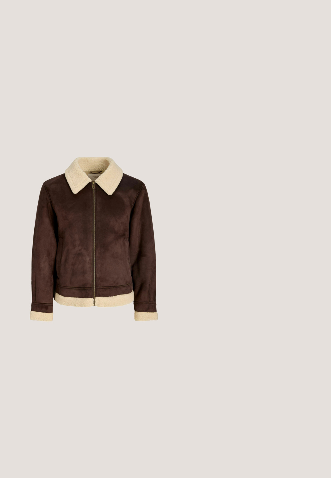 Chaqueta de ante marrón con cuello de piel crema, cremallera completa en el frente y puños forrados de piel. Textura suave con un diseño casual.; Sudadera color beige con capucha ajustable, bolsillo canguro en la parte frontal y el bordado "KANI" en blanco. Fabricada en una mezcla de algodón con una textura suave.; Camiseta de algodón beige con cuello redondo acanalado azul y corte oversized, que presenta un gran gráfico en blanco y azul con el diseño de un pájaro que dice "KARL KANI".; Pantalones cortos cargo beige de algodón con cintura con cordón, dos bolsillos laterales y un bolsillo lateral adicional, que presentan detalles de costura visibles.; Botas de senderismo de cuero color marrón claro con forro de forro polar, detalles en negro, cordones resistentes, suela de goma gruesa y etiqueta de marca naranja adjunta.; Riñonera de cuero marrón con una textura suave, que cuenta con dos bolsillos con cremallera y un diseño curvado para un uso y acceso fácil.