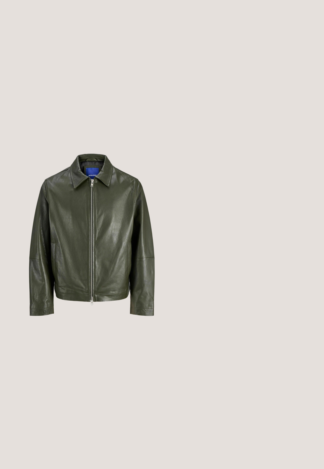 Veste en cuir vert olive avec un col pointu et une fermeture éclair à l'avant. Elle présente une texture de surface et des manches longues avec une coupe droite.; Pull en laine mérinos vert kaki à manches longues, col rond, poignets et ourlet côtelés. Texture lisse ; sans motifs ni accents visibles.; Polo à manches courtes vert olive avec un col doux et un encolure en V ouverte sur fond blanc.; Pantalon vert foncé ajusté avec passants de ceinture, plis avant et poches latérales, présenté à plat sur fond blanc.; Bottine Chelsea vert olive avec panneaux latéraux élastiques noirs, semelle noire et languettes à l'avant et à l'arrière.; Sac bandoulière vert foncé texturé avec poche zippée devant, sangle ajustable, logo en métal et étiquette de marque rectangulaire attachée.