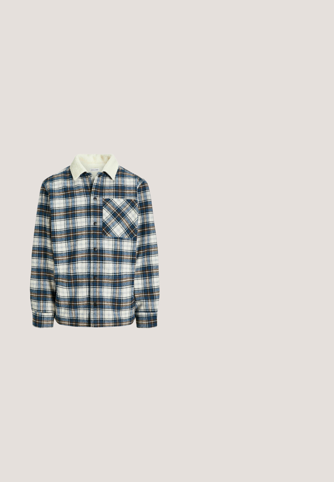 Chemise en flanelle à carreaux blanche, bleue et brune. Elle présente un devant boutonné, une poche poitrine et un col en polaire pour un confort thermique supplémentaire.; Pull en maille marron avec un motif en relief côtelé, col rond et manches longues. Fabriqué dans un tissu doux, adapté à un usage décontracté.; T-shirt en coton blanc avec un graphisme coloré de légumes et le texte "Marché Épicé" avec un design de soleil, col rond et manches courtes.; Shorts en denim bleu foncé, avec un design classique à cinq poches, des accessoires en laiton et des coutures visibles le long des coutures.; Bottine en cuir marron avec bout rond, lacets sur le devant et talon texturé. Semelle en caoutchouc noir robuste avec profil antidérapant.; Sac bandoulière carré en cuir marron foncé avec poche avant, fermeture éclair argentée et attaches boucles métalliques des deux côtés.