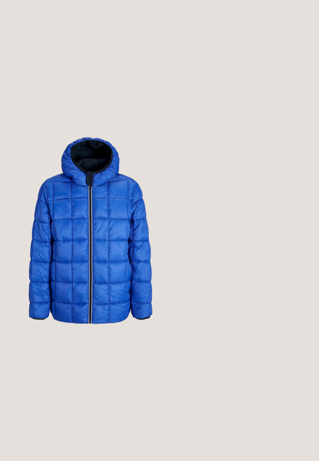 Blå quiltet dunjakke med forreste lynlås og fast hætte, vist på en hvid baggrund.; Lyseblå hættetrøje med kængurulomme og svagt "Jack & Jones Premium"-tryk på brystet.; Lyseblå t-shirt med korte ærmer fremstillet af blødt bomuld. Har en rund halsudskæring og en løs, afslappet pasform uden mønstre eller detaljer.; Lysblå denim cargo bukser med en afslappet pasform, der har sideløkker til tilkobling og frontlommer, og viser en falmet tekstur.; Mørkeblå og hvide lavtop-sneakers med hvide snørebånd, gummisål og "JACK & JONES"-logo på siden og hælkanten.; Mørkeblå messenger taske med to frontlynlås lommer, en sort justerbar rem og et logo patch. Fremstillet af glat, holdbart materiale.