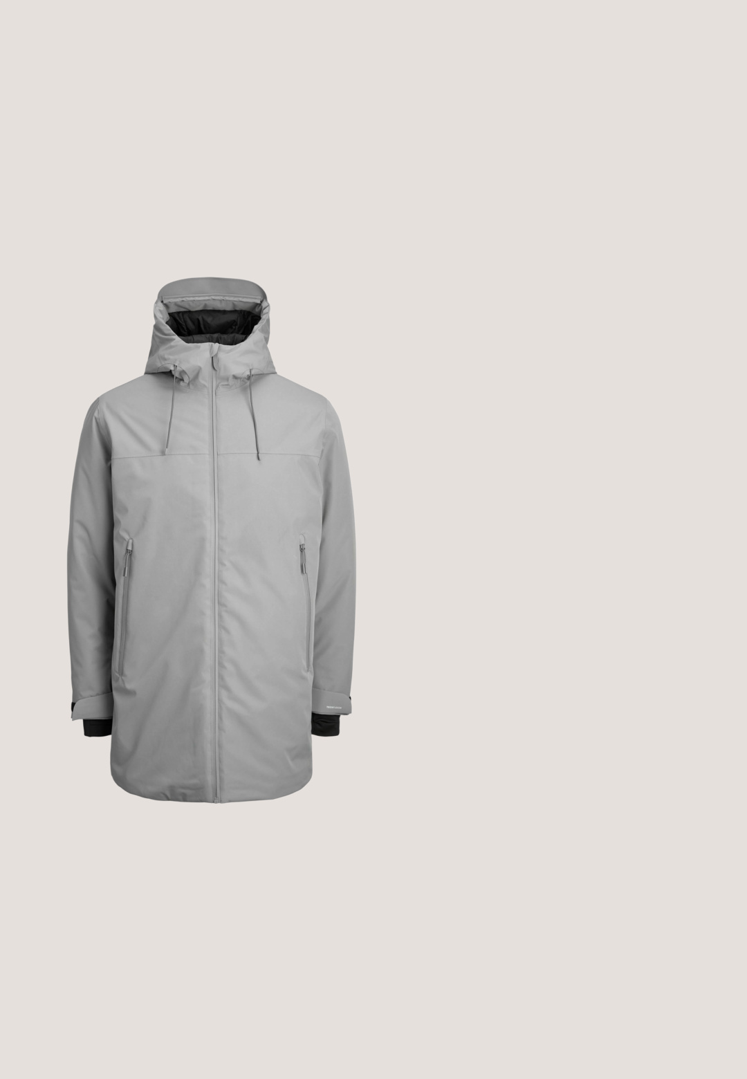 Jack & Jones Wintermantel - city skyline; Solid SDGORE - Vest - griffin melange; Lichtgrijs katoenen T-shirt met een ronde hals en korte mouwen. Gladde textuur, eenvoudig ontwerp, geschikt voor casual dragen.; Donkergrijze broek met elastische taille en verstelbaar koord, rechte pijp, getoond tegen een witte achtergrond.; Lage lichtgrijze sneaker met veters aan de voorkant, gestikte paneeldetails en een dikke rubberen zool, zijaanzicht.; Kleine zwarte rechthoekige crossbodytas met ritsvak aan de voorkant en verstelbare schouderriem op een witte achtergrond.