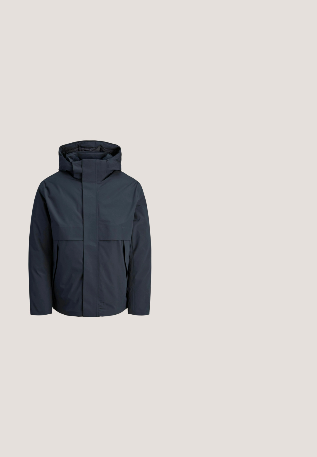 Vandtæt marineblå jakke med høj krave, lynlås foran og store lommelapper. Har et minimalistisk design og glat tekstur.; Beige crewneck-sweatshirt med lange ærmer og ribbede manchetter, med en lille rød rektangulær logo-patch med teksten "Jack&Jones Definition of Denim" på brystet.; Hvid bomulds t-shirt med blå trykt tekst "TRUCK COUNTRY" og et blåt ovalt "Ford"-logo i midten. Korte ærmer og rund hals.; Lyseblå straight-leg denim jeans med forlommer, bæltestropper og knaplukning på hvid baggrund.; Brune ruskindsankelstøvler med snørebåndsdesign, der har metaløjer, en gummisål med treads og en forstærket tåcap.; Sort toilettaske i læder med rektangulært design, glat tekstur, lynlås i toppen og en sidehåndtag for nem transport.