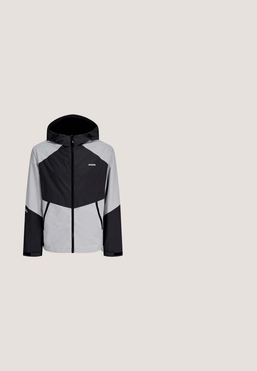 Sort og grå vindjakke med hætte, med lynlås foran, diagonale farveblokke og elastiske manchetter. Inkluderer logodetalje.; Sort quarter-zip sweatshirt lavet af blødt stof, med raglanærmer og hvidt logo på brystet. Manchetterne er elastiske.; Sort bomuld T-shirt med rund halsudskæring, korte ærmer og et hvidt firkantet logo på venstre bryst med et bjergdesign.; Sorte atletikshorts med elastisk taljebånd og snøre, med hvide sidelommer og et lille rundt logo på venstre ben.; Sort mid-top sneakers med brune snørebånd, trækstropper og gummisål, med et lille "Globe"-logo på sidestykket.; Sorte solbriller med rektangulær ramme, grå linser og strukturerede sideakcenter. Mat finish og solid konstruktion.