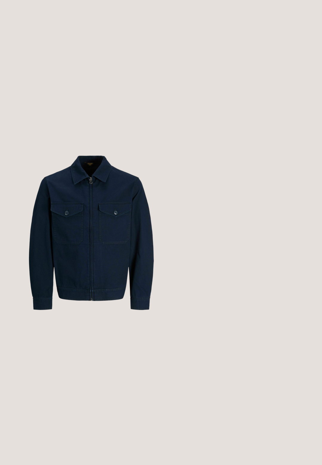 Marineblå hættejakke med spids krave, lange ærmer og to forreste brystlommer med knapper og klap.; Lyseblå poloshirt med korte ærmer, to-knaps stolpelukning, mørkeblå kant ved krave og ærmer og "CORE" trykt på venstre bryst.; Denim shorts i mellemblå med en let fading, der har knappelukning, fem lommer og opsmøgte kanter for et afslappet look.; Sort læder ankelstøvle med snørebånd, tyk gummisål, tekstureret overflade og forstærket syning. Har minimalistisk branding.; Sorte rektangulære solbriller med mørke linser og letbuede arme, der hviler på en lysegrå overflade.; Sort messengerbag lavet af tekstureret stof, med lynlåslukning, justerbar rem og præget logo på frontpanelet.