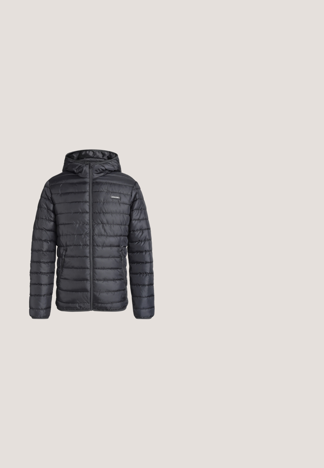 Zwarte gewatteerde jas met capuchon, rits aan de voorkant en twee ritssluitingen aan de zijkant, afgebeeld op een effen lichte achtergrond.; Grijze sweatshirt gemaakt van een katoenmix, met een ronde hals en geribbelde manchetten. Een klein zwart diamantlogo is geborduurd op de borst.; Bordeauxrode T-shirt met korte mouwen en ronde hals met klein wit "Pepe Jeans London" logo op de linkerborst tegen een effen achtergrond.; Lichtblauwe denim jeans met een rechte pijpontwerp, voorzien van vijf zakken, een knoopsluiting en subtiele vervagingen op de stof.; Beige en tankleurige sneaker gemaakt van suède en synthetische materialen. Voorzien van bordeauxrode en zwarte accenten. Vetersluiting met een gevormde zool.; Kleine zwarte crossbodytas met textuur, voorzien van een voorvak met ritssluiting, verstelbare band en zilveren "REPLAY" logo aan de voorkant.