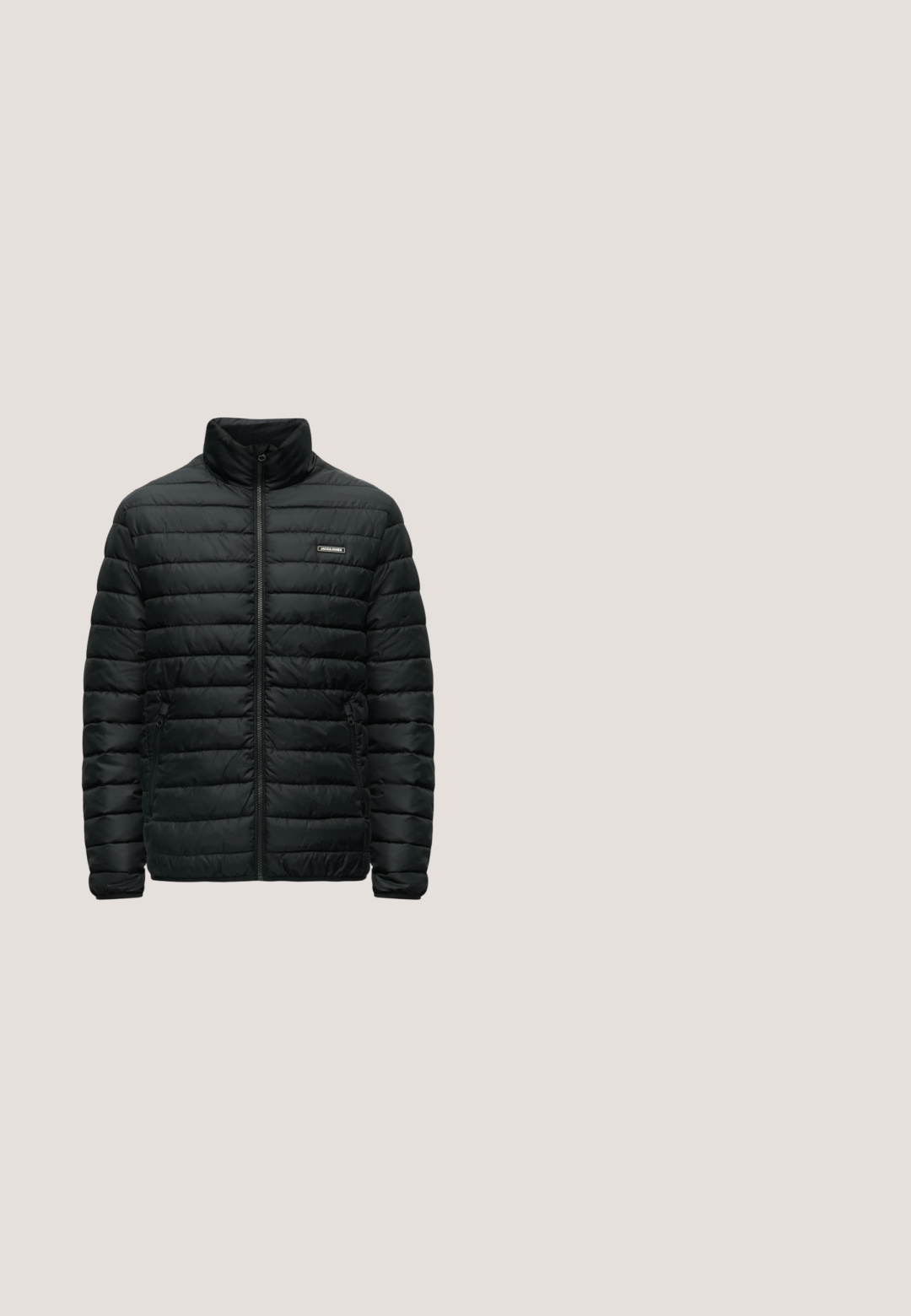 Veste matelassée noire avec col montant, fermeture éclair complète à l'avant, poches latérales zippées et petit patch logo sur la poitrine sur fond uni.; Hoodie noir avec une poche devant, cordons de serrage, et un graphic de cœur rouge avec le mot "FUTURE" en blanc. Matière en coton douce.; T-shirt noir à manches courtes côtelées avec col rond et petite étiquette logo rectangulaire sur le côté gauche de la poitrine.; Pantalons de jogging noirs au coupe ajustée, avec une taille élastique et un cordon de serrage. Fabriqués en tissu doux avec une texture lisse et sans motifs visibles.; Bottines en cuir noir à bout rond, avec des lacets à l'avant et une semelle en caoutchouc texturée. Comprend une languette à l'arrière pour un enfilage facile.; Sac bandoulière noir en cuir avec une surface texturée, un rabat avant et un logo en argent. Il possède une sangle ajustable et une forme rectangulaire.