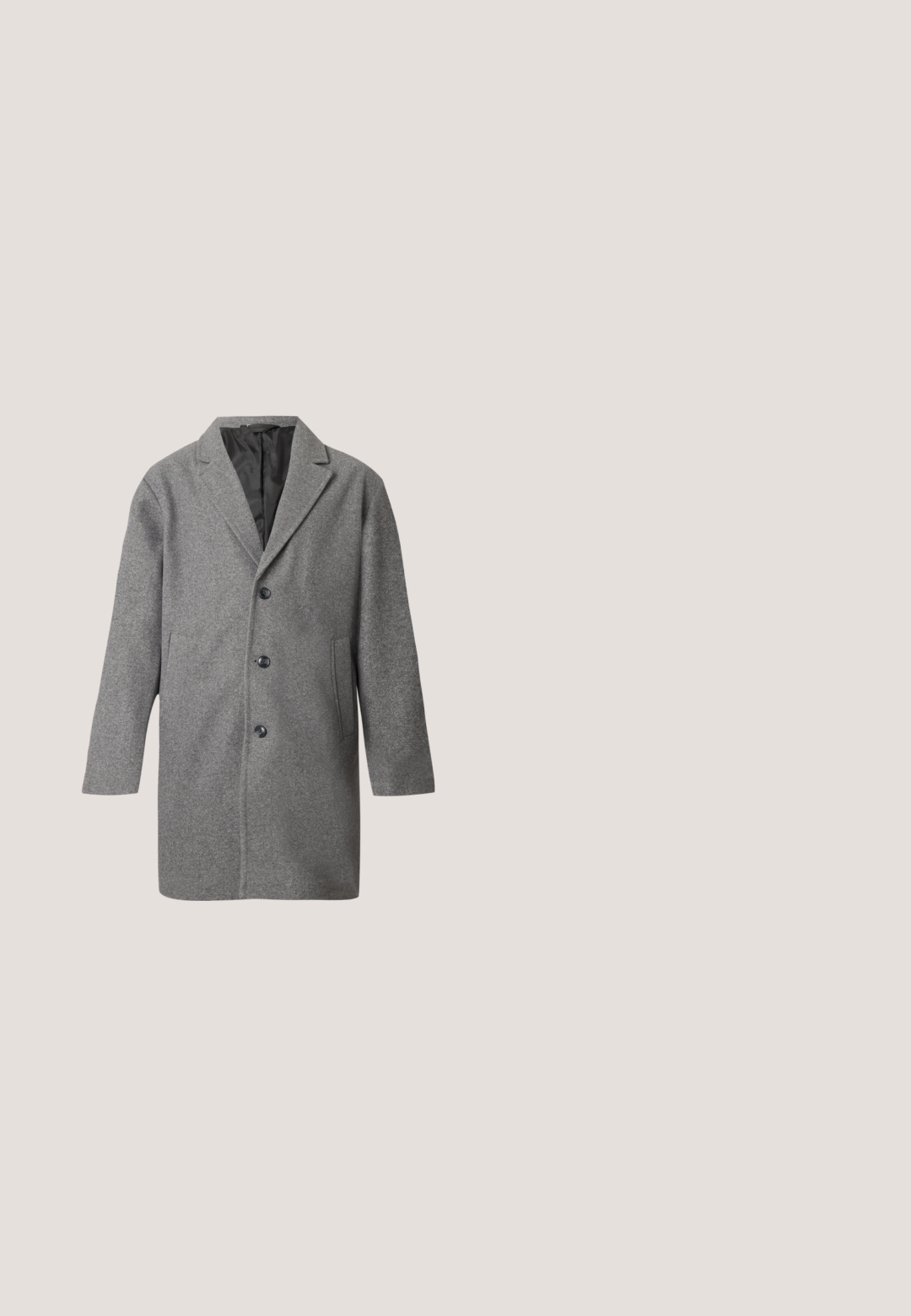 Grå uldfrakke i mellem længde med notched krave, tre sorte knapper, sidelommer og sort inderfor.; Mørkeblå langærmet strikket sweater med krave og tre knapper ned foran.; Sort button-up skjorte med blå lodrette striber, lange ærmer, krave og en brystlomme. Glat stof, afslappet pasform, standard knapper.; Sorte bukser med lige pasform, der har en enkelt knaplukning, to for-lommer og en glat, let stofstruktur.; Sneakers i sort patentlæder med rund tå, dekorativ rem og kraftig gummisål med dybe treads til traction.; Sort læderbælte med en sølvfarvet metalspænde, der har en glat tekstur og et enkelt, klassisk design.