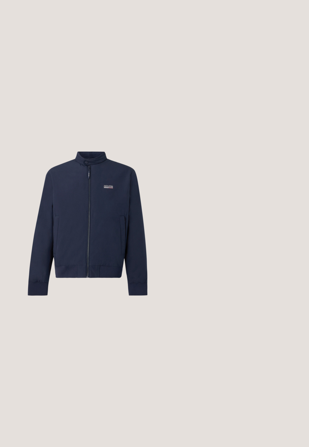 Herre navy blå lynlåstrøje med stående krave, sidelommer og lille hvidt mærkelogo på venstre bryst.; Navyblå langærmet rundhalset sweater med lille logo på venstre bryst samt ribstrikkede manchetter og kant.; Mørkeblå polo-shirt lavet af glat stof, med en lynlåskrave, korte ærmer med blå detaljer og et lille logo på brystet.; Mørkeblå joggebukser med snøre, elastisk talje, sidelommer og et lille rektangulært logopatch på det øverste lår.; Mørkeblå sneaker med tekstureret læder og en hvid sål. Har snørebånd og logo-detaljer på siden. Neutral baggrund fremhæver designet.; Blå lærredstote taske med frontlomme og rød "O.N.S" broderi, med to håndtag og en justerbar skulderrem.