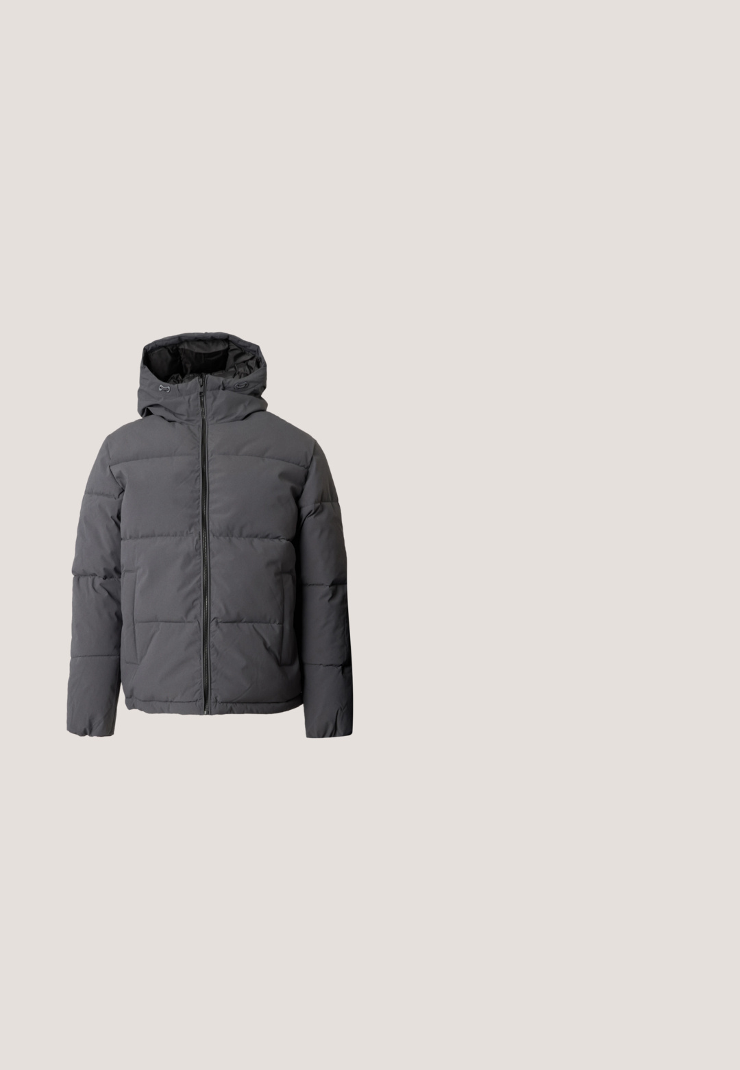 Veste matelassée gris foncé avec fermeture éclair à l'avant, deux poches latérales et une capuche ajustable avec cordons.; Haut à capuche zippé gris foncé avec poches avant, capuche réglable à cordon et grandes lettres "GAP" en noir surlignées sur la poitrine.; T-shirt en coton blanc avec une illustration noire représentant un paysage urbain parisien, accompagné du texte "Paris Lovers inc." et "Bonheur EST.1992."; Jeans en denim bleu foncé avec une coupe slim. Comprend un design classique à cinq poches, des coutures contrastantes et une fermeture à bouton en métal.; Baskets basses blanches avec accents noirs, semelle crème, lacets et texte "Jeans Pepe" sur le panneau latéral.; Sac bandoulière en cuir noir avec deux compartiments zippés, une poche avant avec rabat et une sangle en tissu réglable sur fond blanc.
