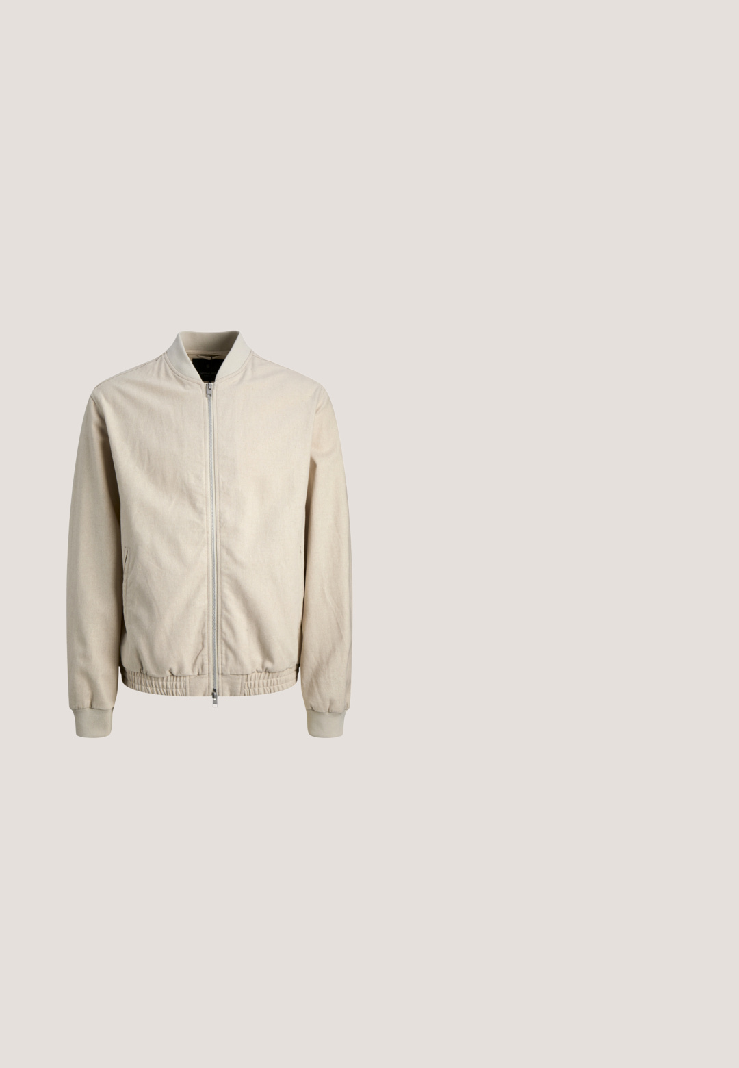 Beige bomberjakke med lynlås, ribbet krave, manchetter og kant, med sidelommer og lange ærmer.; Grøn kortærmet t-shirt lavet af bomuld, med rund hals og et lille hvidt logo på brystet. Glat tekstur, afslappet pasform.; Hvide bomulds bukser med brede ben og elastisk talje, med en frontknaplukning og sidelommer. Glat tekstur og minimalistisk design.; Sneaker lavet af hvid læder med en beige tåhætte og let brunt gummisål. Har flade hvide snørebånd og prægede branding på siden.; Kremfarvet lærredstote-taske med frontlomme, to håndtag, justerbar skulderrem og lille gul "O.N.S" tekst i nederste højre hjørne af lommen.; Sølv tvistet kædearmbånd med en krabbe-lås og justerbare led på en ensfarvet hvid baggrund.