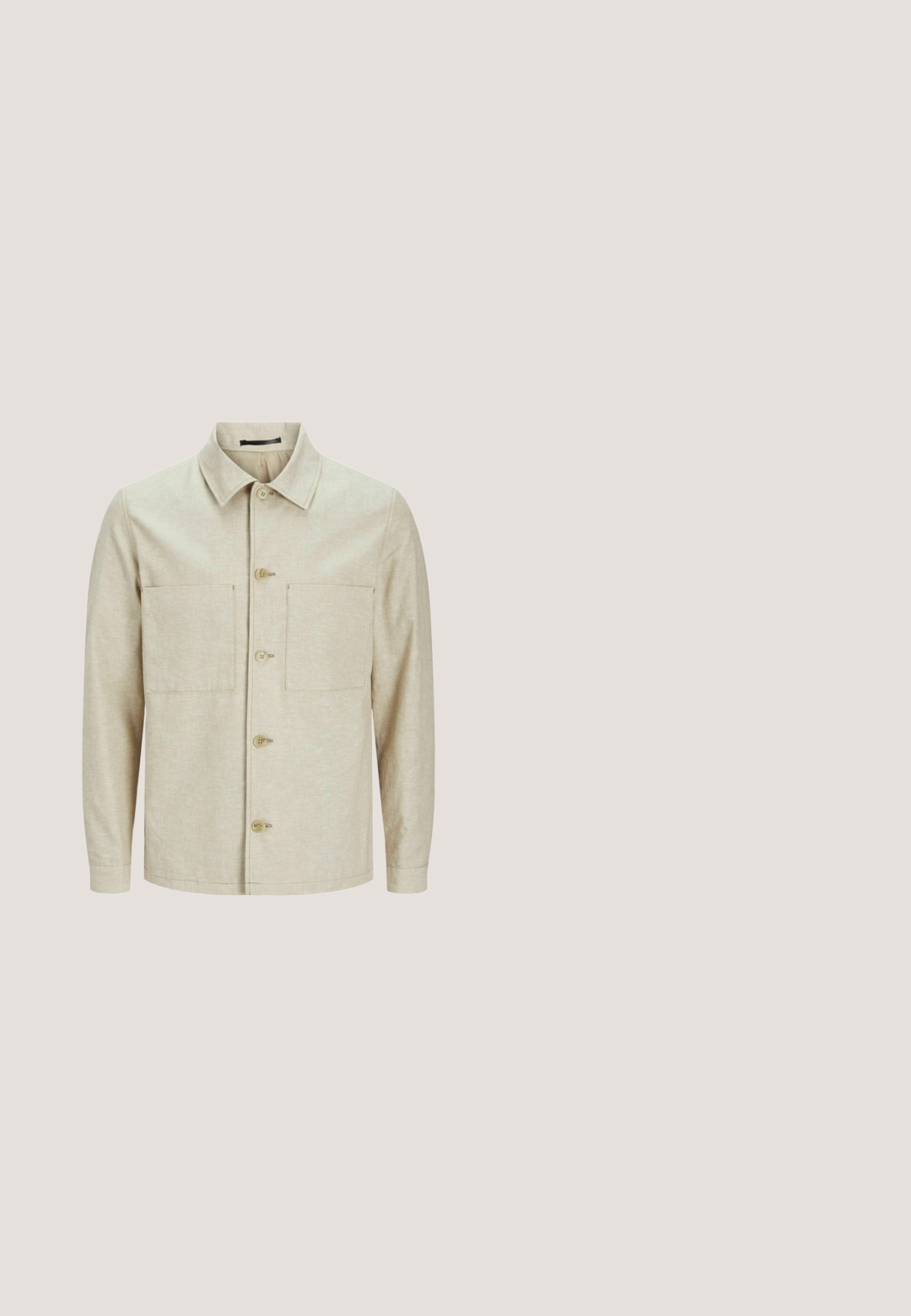 Chaqueta beige claro de botón, hecha de una tela texturada, con un cuello, dos bolsillos frontales y un corte recto con mangas largas.; Camisa de botones de manga corta en rayas azul claras y blancas. Presenta un cuello clásico y un corte relajado en una tela ligera.; Pantalones cortos beige casual con cintura elástica y cordón, bolsillos laterales y dobladillo recto, exhibidos sobre un fondo liso.; Sandalia deslizante de cuero marrón para hombre con correas cruzadas y suela negra, mostrada de perfil sobre fondo blanco.; Gafas de sol de carey marrón con montura redondeada, lentes verdes y brazos de patilla con patrón. Presenta el logo de la marca en un brazo.; Bolsa tote de lona beige con dos asas y bolsillo delantero, "LES DEUX" bordado en el bolsillo.