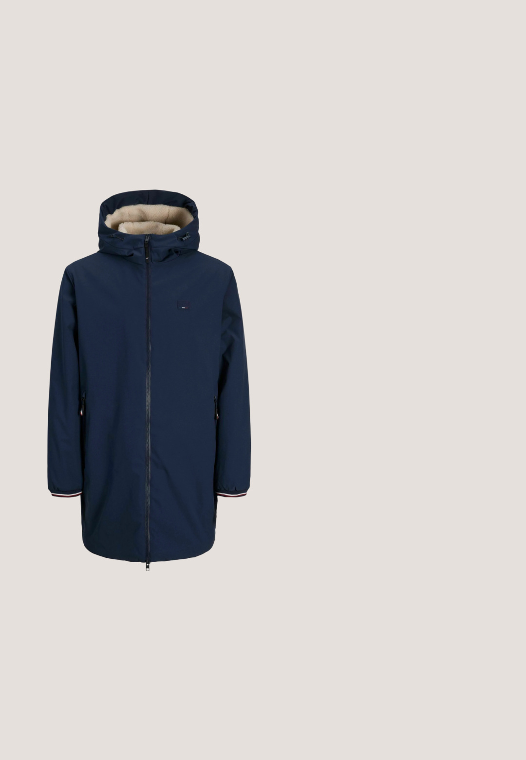 Marine parka jack met een met bont gevoerde capuchon, voorzien van een rits aan de voorkant, zijzakken en gestreepte accenten op de manchetten. Gladde buitenkant.; Navyblauwe gebreide trui met kabelpatronen, een ronde halslijn en geribde manchetten en zoom. Gemaakt van een gestructureerde stof voor warmte.; Donkerblauwe katoenen shirt met een geruit patroon in lichtblauw en wit, met een button-down kraag, lange mouwen en een borstzak.; Blauwe jeans met rechte pijpen, een mid-rise taille, vooraan knoop- en ritssluiting en vervaagde waseffecten.; Suède enkellaarsjes in donkerblauw met een ronde neus, vetersluiting en een bruine rubberen zool. Kenmerkt zich door een gestikt ontwerp en een achterkant met een trekhaak.; Blauwe stof en bruine leren toilettas met rits en zijhandvat, rechthoekige vorm, "JACK & JONES" label aan de voorkant in het midden.