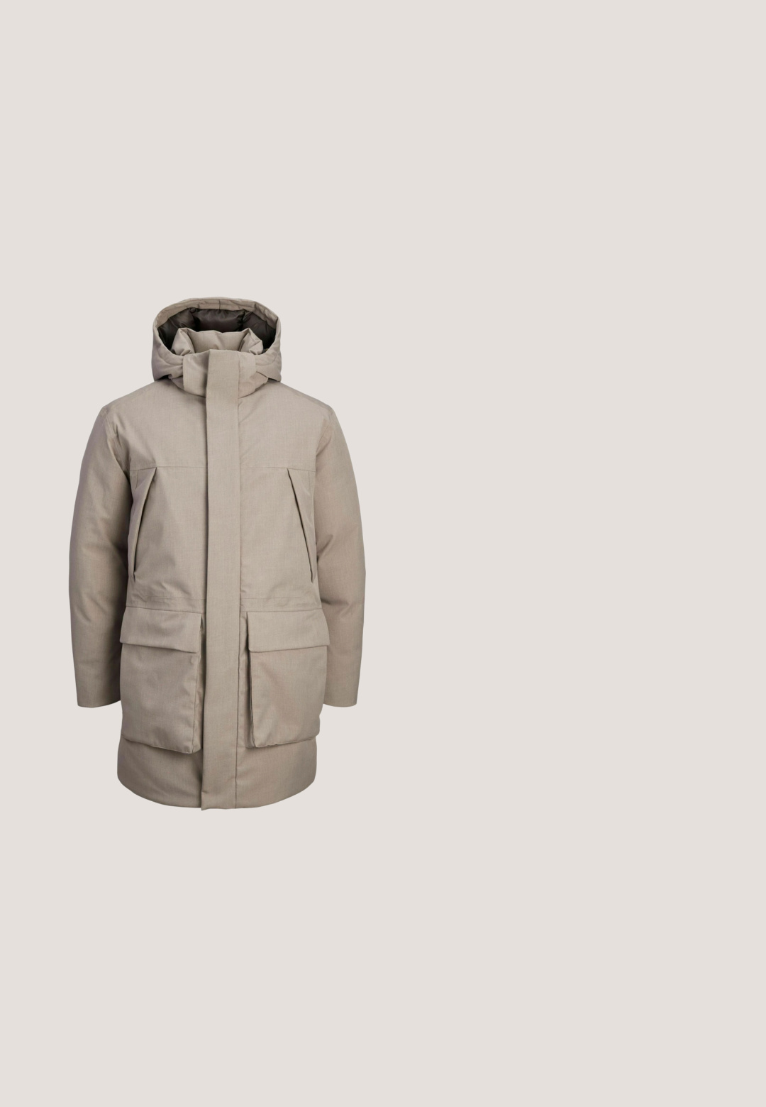 Veste rembourrée beige avec un col montant, fermeture à nouer à l'avant et deux grandes poches avant. Texture lisse et design minimaliste.; Pull en tricot marbré beige et blanc avec des manches longues et un col montant haut, arborant une petite étiquette de marque marron près de l'ourlet.; Chemise à manches longues beige clair avec boutons, en coton, dotée d'un col pointu et d'un petit logo brodé sur la poitrine gauche.; Pantalon en cordouan beige avec une coupe droite, doté d'une fermeture à bouton et de fines côtes verticales pour la texture.; Bottes chelsea en cuir marron avec un bout arrondi, un design à lacets, une surface texturée et une semelle en caoutchouc noire. Comprend un petit talon et une languette.; Sac bandoulière en simili cuir marron avec une finition texturée, comportant une poche zippée à l'avant et une bandoulière ajustable.