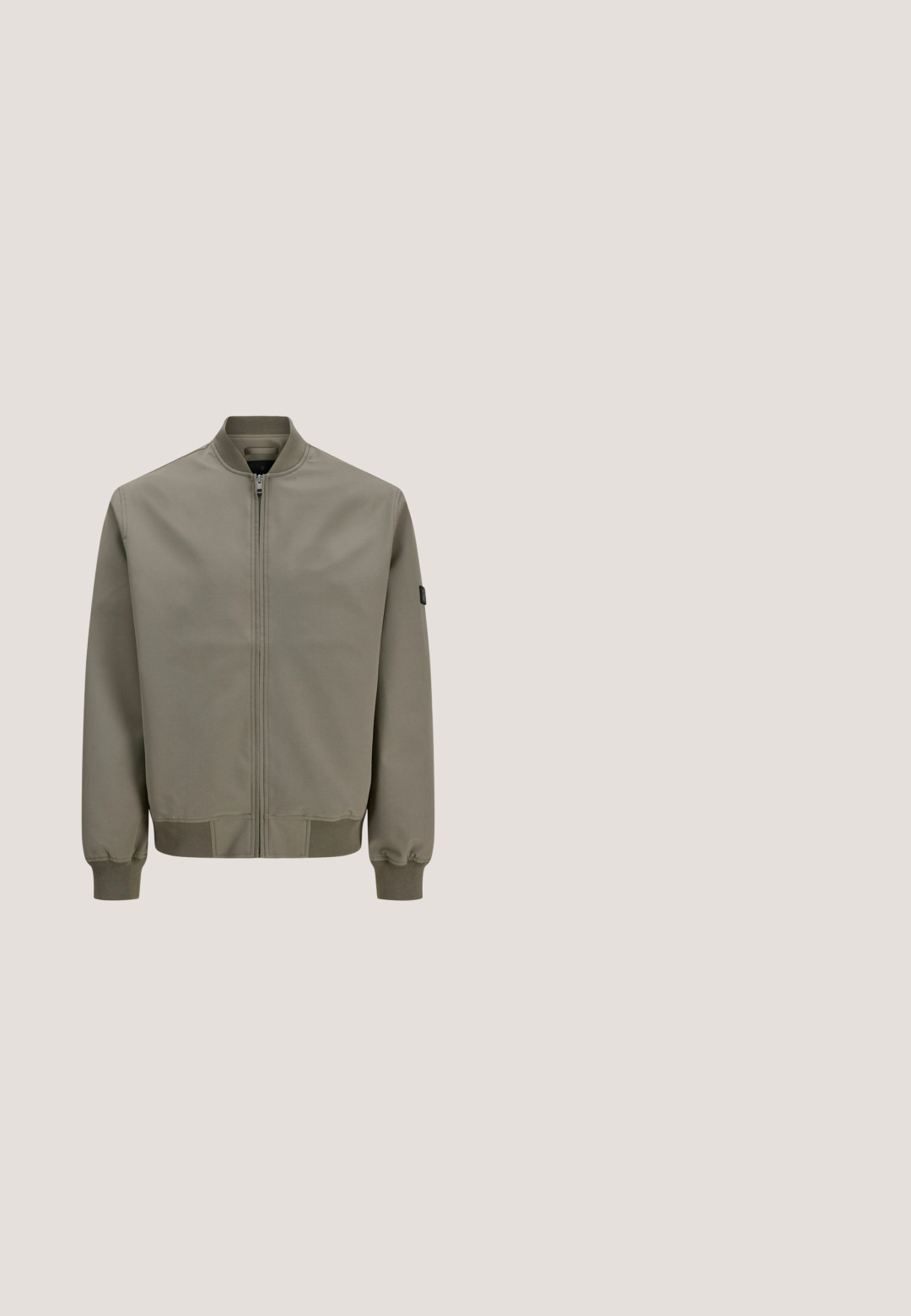 Chaqueta bomber verde caqui con cremallera frontal, cuello, puños y dobladillo acanalados, y un pequeño parche en la manga izquierda.; Sudadera beige de manga larga con cuello redondo, con hombros caídos y puños acanalados. Textura suave y corte relajado.; Camisa beige de manga corta con botones, con rayas verticales delgadas oscuras y cuello, talla mediana.; Pantalones jogger beige con cintura y puños elásticos, bolsillos laterales y pequeño logo "PECADOR" en el muslo derecho.; Zapatillas beige de ante y malla, con acentos perforados, cordones planos y suela gruesa. Llevadas con pantalones de pana verdes.; Bolso bandolera rectangular beige con cremallera negra, detalle de logotipo y correa ajustable. Material textil suave, diseño minimalista.