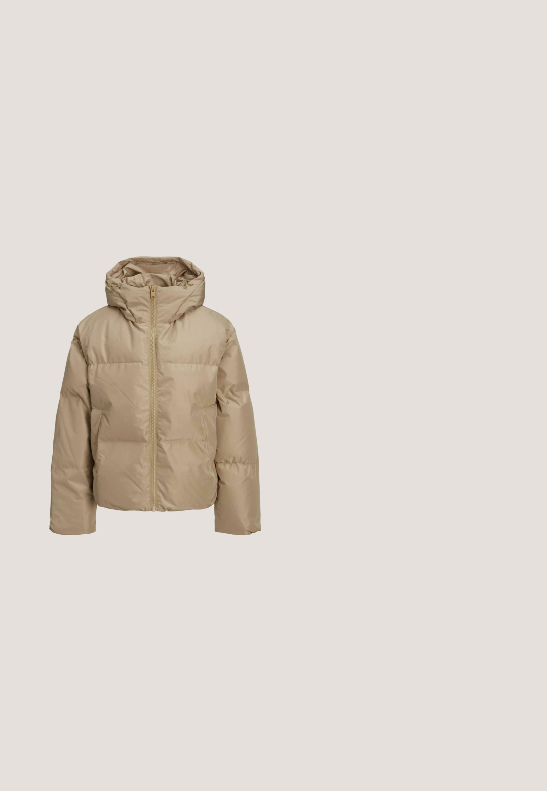 JJXX JXMISTY PUFFER - Chaqueta de invierno - cornstalk; Sudadera color crema hecha de una tela suave, con un bolsillo tipo canguro y mangas de puño. Tiene la palabra "GOODKARMA" impresa en blanco en la parte delantera.; Camiseta blanca de manga corta con cuello redondo y una sutil aplicación floral de encaje en la parte superior izquierda del pecho.; Pantalones de chándal beige con cintura elástica, piernas ajustadas y puños acanalados. Fabricados con una tela suave para mayor comodidad y facilidad de movimiento.; Zapatilla blanca de cuero con perforaciones, logo Nike en marrón y cordones. Cuenta con suela texturizada y cuello acolchado.; Bolso bandolera de nailon beige con dos bolsillos, logo grabado, correa ajustable y herrajes en tono dorado. Textura suave con un sutil brillo.