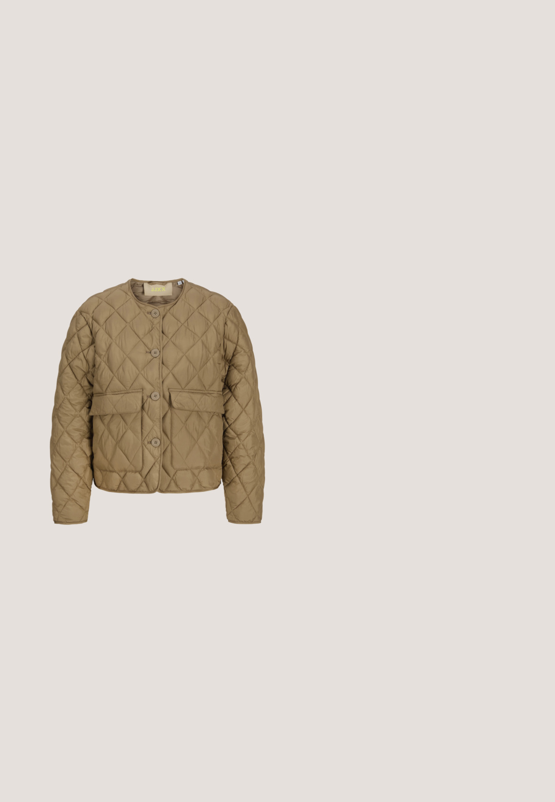 Veste matelassée beige avec col rond, boutons sur le devant et deux grandes poches à rabat sur fond uni.; Pull tricoté jaune à manches longues avec col rond, poignets et ourlet côtelés sur fond gris clair.; Jean bleu foncé taille haute avec jambes droites, boutons en cuivre, poches à rabat à l'avant et coutures jaunes visibles.; Chaussure en cuir marron avec une semelle crantée épaisse et marron, dotée d'un bout rond, d'un système de laçage et d'œillets en métal pour les lacets.; Sac à épaule en imprimé zèbre beige et noir avec un fond en courbe et une seule poignée noire, photographié sur un fond blanc uni.; Boucles d'oreilles créoles ton or avec un design ondulé irrégulier et des accents de cristaux clairs incrustés, fixées par des clous à dos en plastique.