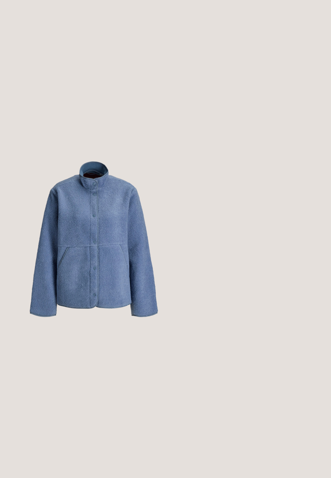 Lyseblå fleecejakke med trykknaplukning, høj krave og to forlommer, vist på hvid baggrund.; Multifarvet cropped sweater med vandrette striber. Materialet har en blød, struktureret fornemmelse. Har rund halsudskæring og lange ærmer.; Lyseblå cropped t-shirt lavet af bomuld. Har rund halsudskæring og korte ærmer. Inkluderer et hvidt broderet logo foran.; Lysblå stribede bukser med lige ben, der har en knaplukning og et lille logo på forsiden. Fremstillet af et blødt stof.; Chunky sneakers med denim- og plys-overdel, lyseblå og cremefarver, fremtrædende logo og struktureret, polstret såldesign.; Lyseblå skuldertaske lavet af tekstureret materiale, med et diamantmønster og et buet håndtag. Lynlåslukning øverst.