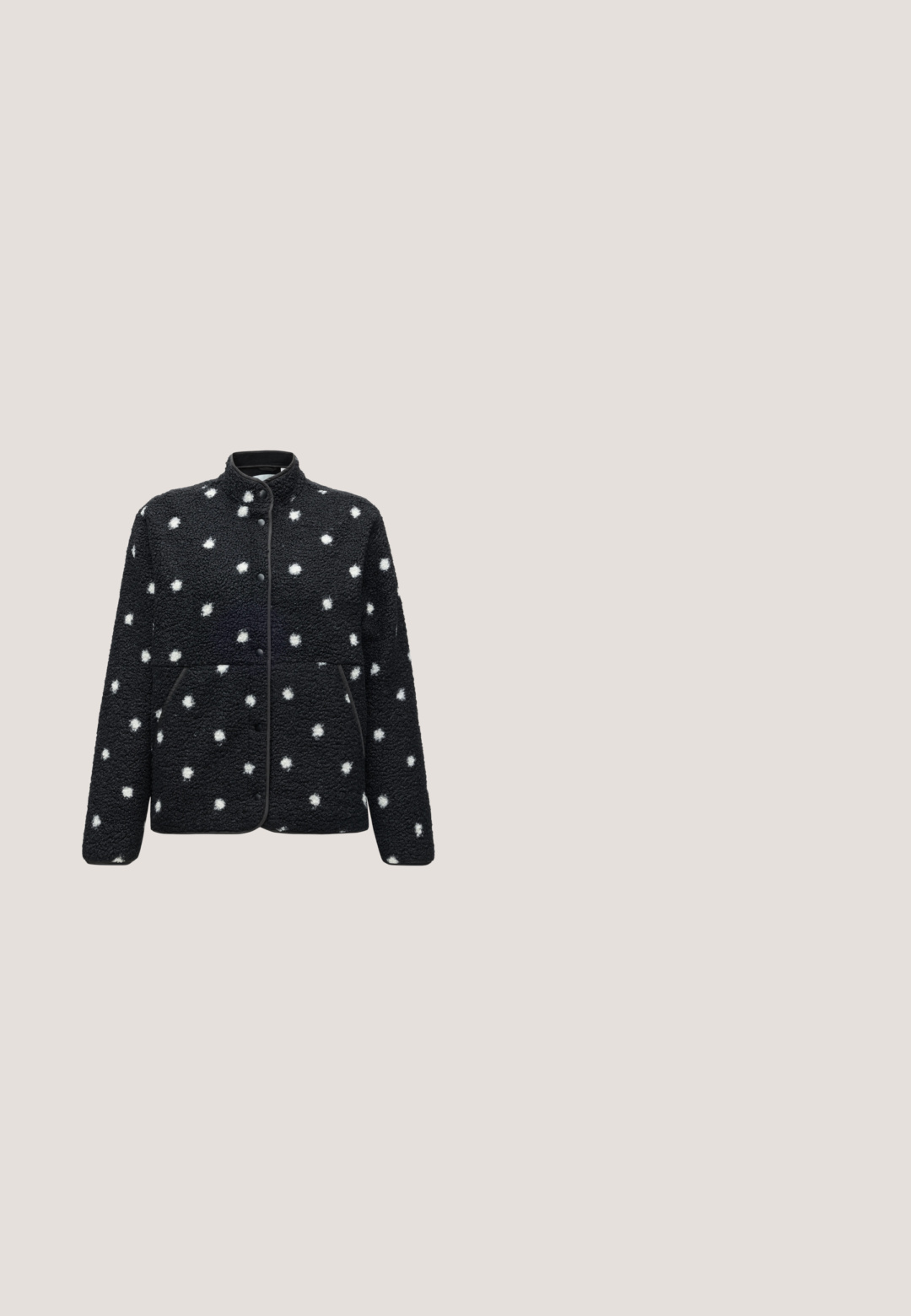 Chaqueta de forro polar negra con lunares blancos, cierre de botón a presión, cuello alto y bolsillos delanteros, mostrada sobre un fondo liso.; Suéter polo de manga corta en lana gris, con un patrón de diamantes gris oscuro y acentos de costura blanca. Collare clásico con botones.; Pantalones de pierna ancha en punto negro texturizado con un patrón sutil. Cuentan con una cinturilla elástica y una tela suave y transpirable para mayor comodidad.; Zapatos de plataforma negros hechos de cuero suave con una suela gruesa y texturizada y punta redonda. Presenta seis ojales y una pestaña de tirón.; Bolso de mano de cuero negro con un diseño estructurado, que cuenta con un asa redondeada, una correa desmontable y pliegues horizontales en el frontal. Acabados en hardware plateado.; Pulsera de plata con tres hebras: una con pequeñas cuentas, otra con eslabones ovalados y una con barras planas. Cuenta con una extensión de cadena para ajustabilidad.