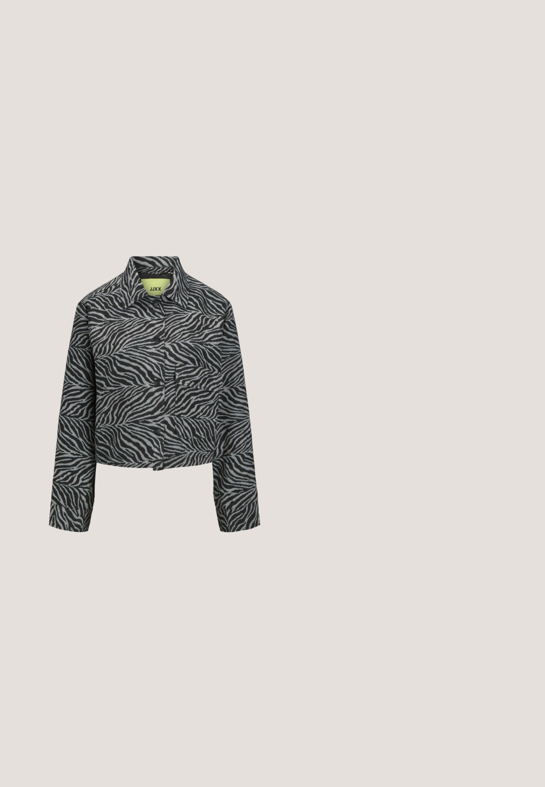 Chaqueta recortada en negro y gris con estampado de cebra, que presenta un cuello con solapa, cierre de botones y mangas largas. Tejido texturizado con un diseño moderno.; Camiseta negra de manga corta y cuello alto, hecha de una tela suave. Presenta rayas blancas en los hombros. Diseño cropped.; Pantalones cortos de imitación de cuero negros con una cintura alta, textura suave y costuras visibles a lo largo del frente y el dobladillo.; Bota negra de cuero hasta la mitad de la pantorrilla con suela gruesa y detalles de ojales metálicos redondos plateados alrededor del área del tobillo.; Gafas de sol rectangulares negras con lentes tintados en marrón y un pequeño corte en el puente entre las lentes sobre un fondo blanco.; Bolso con patrón en blanco y negro con cierre de cremallera, con hebilla plateada y detalles de ojetes. Incluye correa ajustable para el hombro.