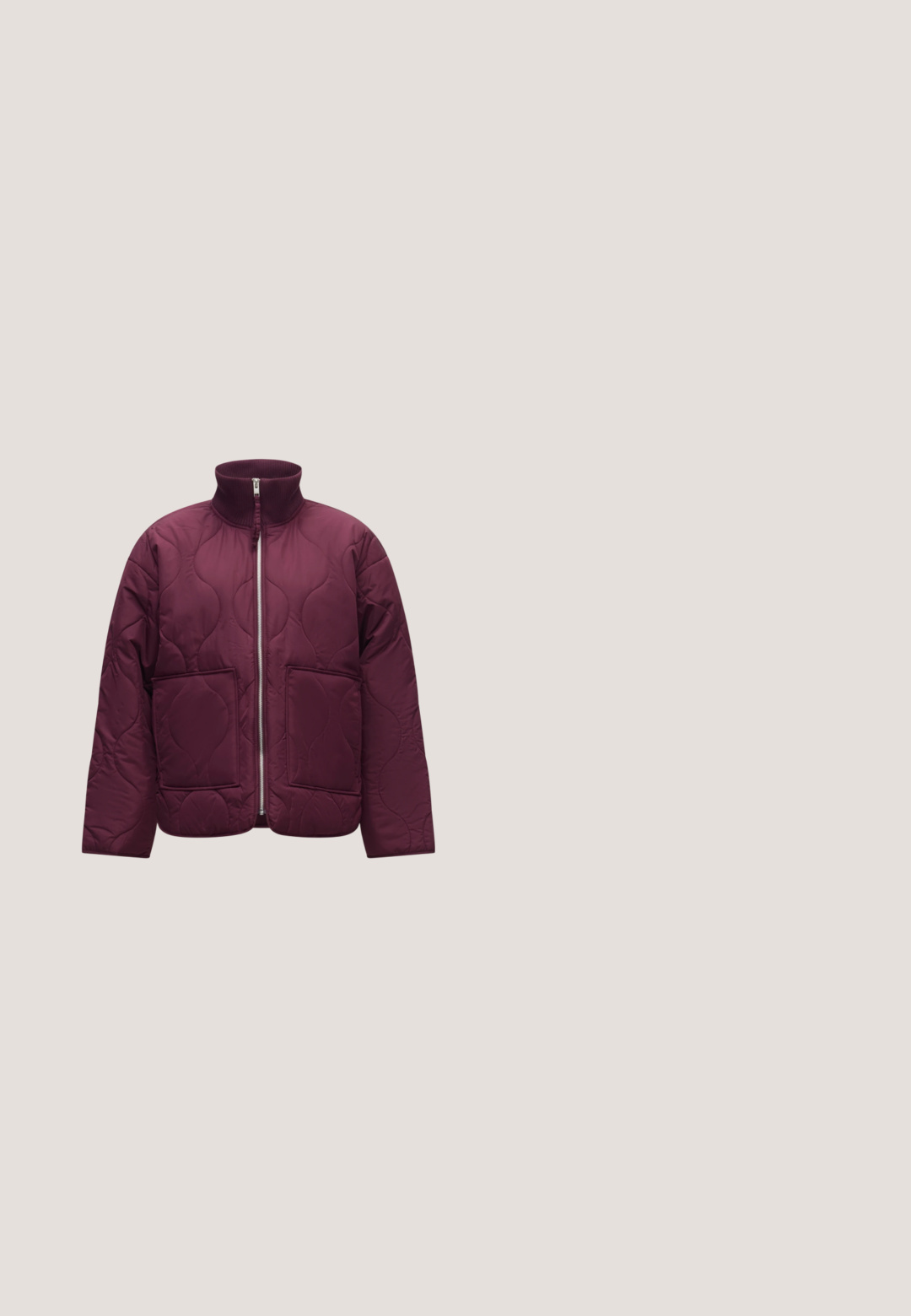 Chaqueta acolchada de color ciruela con cremallera completa, cuello alto acanalado, mangas largas y dos bolsillos delanteros de parche.; Camisa de terciopelo burdeos con cuello, frontal con botones, mangas largas abullonadas y puños elásticos. Patrón de textura vertical en toda la prenda.; Pantalones de pierna ancha en tejido morado profundo. Presentan una cinturilla ajustada con pliegues. Textura suave sin patrones ni herrajes visibles.; Botín de cuero burdeos oscuro brillante hasta la mitad de la pantorrilla, con punta afilada y tacón cuadrado alto, sobre un fondo neutro.; Bolso de hombro de cuero burdeos con forma curva, cierre de cremallera y correa desmontable. Presenta una textura suave y detalles en dorado.; Pendientes en tono dorado con cuentas rojas jaspeadas y aros texturizados. Incluye dos estilos: diseños curvos y un detalle de cuentas, todos con acabado brillante.