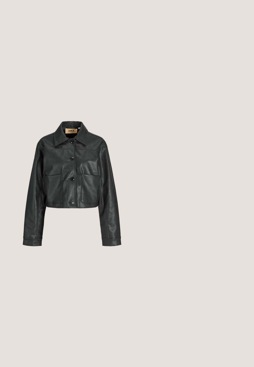 Chaqueta corta de cuero negro con un collar puntiagudo, cinco botones frontales y dos bolsillos grandes en el frente. Textura suave y diseño ajustado.; Top negro de canalé sin mangas con un cuello alto, hecho de un material elástico, que presenta una silueta ajustada y una textura suave.; Jeans rectos de color gris oscuro de mezclilla, con cierre de botones, diseño de cinco bolsillos y un sutil desgaste en la tela.; Botín negro de cuero hasta el tobillo con detalle de hebilla y anillo lateral, panel elástico lateral, tacón bajo en bloque y lengüeta en fondo liso.; Bolso de mano de cuero negro con un acabado suave y texturizado, de forma redondeada y con una sola asa para el hombro. Cuenta con un cierre de cremallera.; Singularu DOUBLE CROSS - Anillo - plata