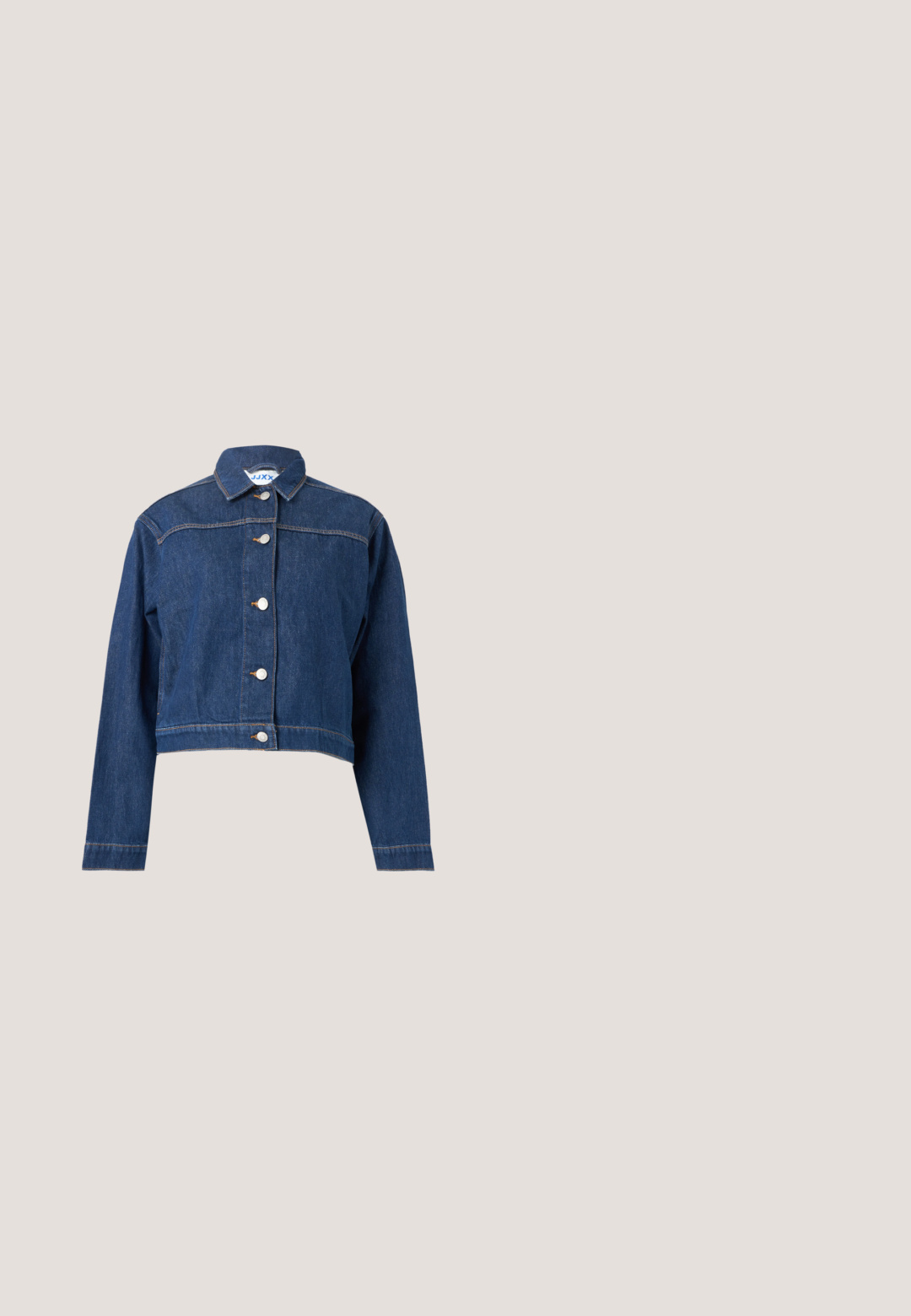 Veste en jean bleue à manches longues, fermeture boutonnée sur le devant et coupe courte légèrement raccourcie.; Haut sans manches en denim bleu avec encolure droite élastiquée et bretelles nouées, présenté sur fond blanc.; Shorts bleu clair taille haute avec taille élastiquée froncée et ceinture en tissu assortie nouée.; Chaussure slingback en cuir bordeaux avec un bout arrondi, un design incurvé, des accents en métal argenté et un talon bloc. Finition texturée.; Sac à main bordeaux en matériau brillant, de forme rectangulaire, avec deux anses et des accents légèrement courbés à l'avant.; Deux colliers en argent sur fond blanc, l'un avec un pendentif en cristal en forme de goutte, l'autre avec des maillons ovales en cristal.