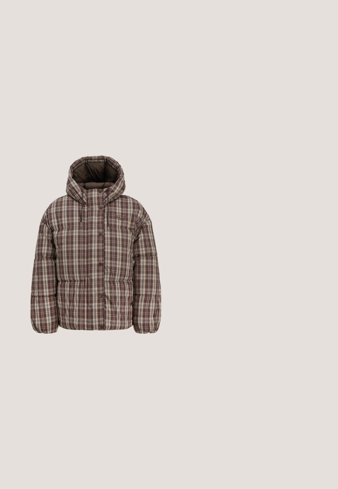 Veste d'hiver matelassée à carreaux marron et beige avec capuche, boutons à l'avant et cordons sur fond blanc.; Hoodie court marron avec manches longues et lettrage "GAP" comportant un cœur à l'intérieur du "A" sur le devant.; T-shirt beige à manches courtes avec le texte "RVCA", un graphisme de cheval au galop, et les phrases « De beaux jours à venir ! Faites la différence » en lettres dorées.; Pantalon marron à jambes larges avec taille à cordon, en tissu tricoté doux, présenté sur un fond clair uni.; Baskets plateforme avec un motif camouflage marron et crème, semelles beiges contrastantes et lacets blancs. La tige présente des matériaux et textures variés.; Petit sac bandoulière en suède marron foncé en forme d'ours, avec des accents noirs sur les pattes et les oreilles, et une bandoulière ajustable.