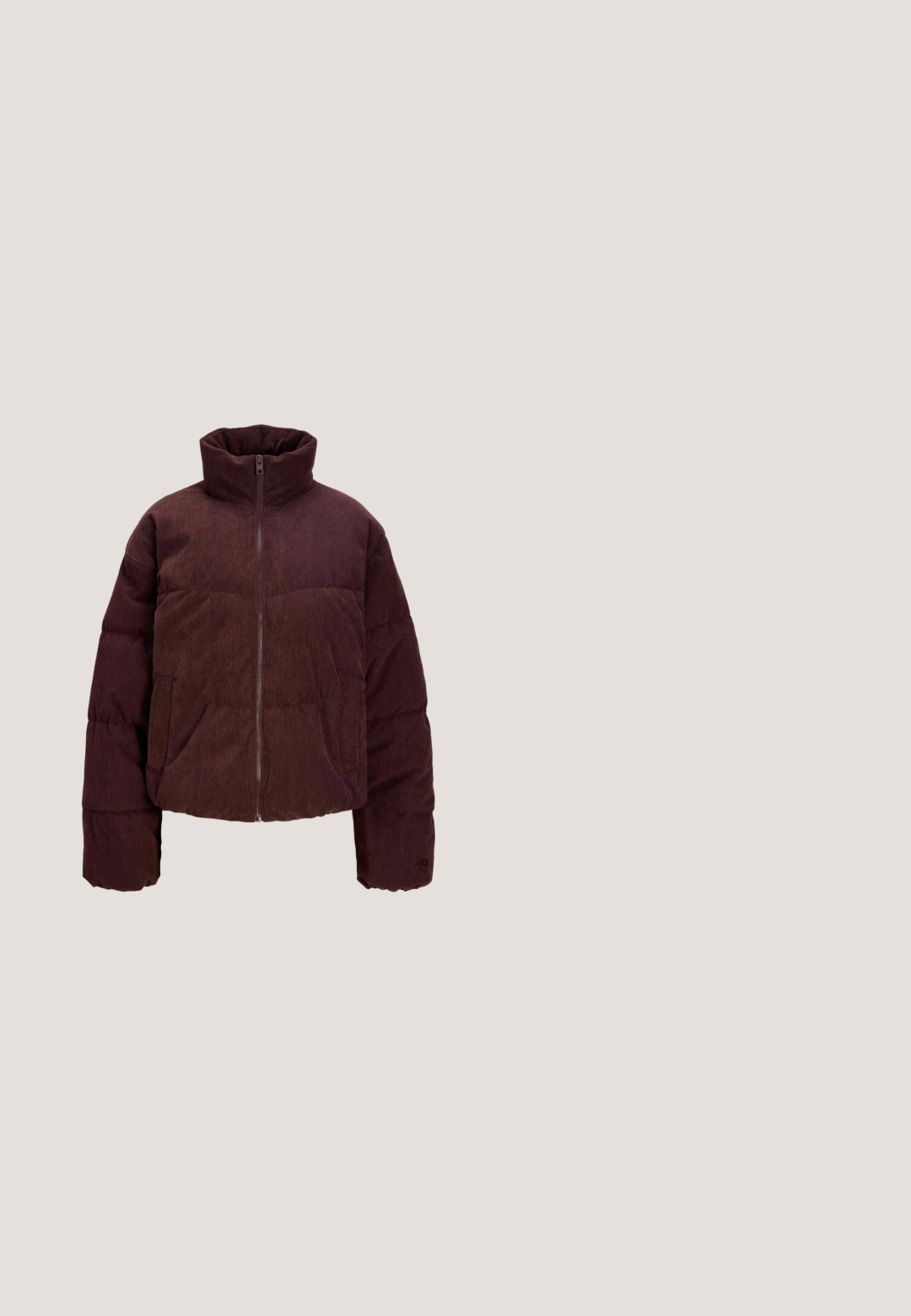 Donkerbruine corduroy pufferjas met hoge kraag en rits aan de voorkant, met lange mouwen en een licht cropped model.; Bordeaux sweatshirt met een ronde hals, ontspannen pasvorm, lange mouwen, ribgebreide manchetten en een zachte katoenmix textuur. Eenvoudig ontwerp, geen patronen.; Bordeauxkleurig T-shirt met korte mouwen, witte cursieve tekst "revised stories" op de borst en een ronde hals.; Bordeaux wijde broek met elastische tailleband, zonder zichtbare zakken of patronen, getoond op een effen witte achtergrond.; Lage sneaker met kastanjebruine suède- en lederen panelen, lichtroze zijstrepen, crèmekleurige veters en een gum rubberen zool.; Kleine kastanjebruine schoudertas met verstelbare gestreepte band en ritssluiting bovenaan tegen een witte achtergrond.