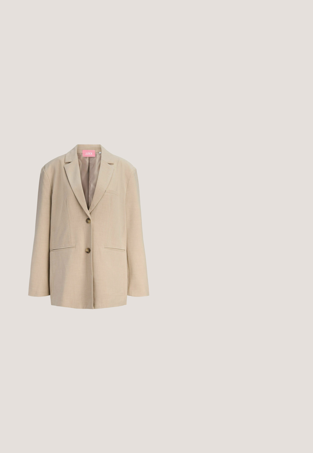 Blazer beige pour femme avec deux boutons, col à revers cranté et deux poches avant, présenté sur fond blanc.; Débardeur blanc sans manches avec un décolleté carré, texture lisse et design ajusté. Fabriqué en tissu léger.; Pantalon beige à jambes larges, taille haute et boutons décoratifs sur les côtés.; Baskets basses beige et dorées avec fermeture à lacets, tige en tissu texturé, écusson "90" et semelle en caoutchouc marron signée "Steve Madden".; Sac à main en cuir gris avec un logo triangulaire, un rabat supérieur plat et une bandoulière détachable. Présente des accents dorés et une finition texturée.; Collier doré doté d'une chaîne délicate et d'un pendentif en forme de papillon en matériau translucide avec un subtil éclat. Fermeture à ressort.