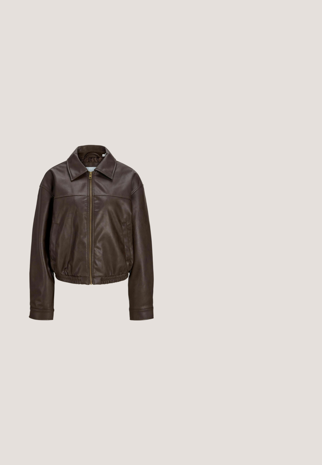 Veste en cuir marron foncé avec fermeture éclair complète à l'avant, large col, poches latérales et taille et poignets élastiques.; Cardigan marron avec un col rond, des manches longues et une fermeture à bouton. Fabriqué à partir d'un matériau texturé doux, il présente une silhouette ajustée.; T-shirt en coton marron foncé à manches courtes avec revers aux manches et col rond, taille petite, présenté sur fond blanc uni.; Pantalon de survêtement marron ample avec taille élastique et poignets élastiques froncés aux chevilles, présenté sur fond blanc.; Basket basse marron foncé et beige avec semelle blanche, panneaux en daim et cuir, logo de la marque sur le côté et languette à l’arrière.; Sac à bandoulière en cuir marron avec une finition texturée, un sommet incurvé et une bandoulière ajustable. Présente un accent argenté à l'avant.