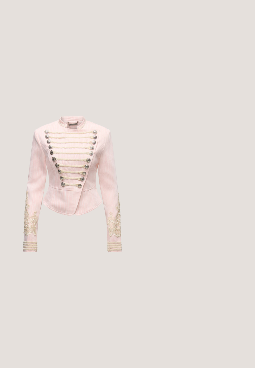 Veste cintrée rose clair avec boutons argentés, cordons tressés à l'avant et broderie en dentelle complexe sur les manches.; Robe en satin rose avec de courtes manches bouffantes, un décolleté en V et des détails froncés au niveau de la poitrine et des ourlets de manches. Texture lisse et brillante.; Talons hauts en cuir verni rose avec un bout arrondi, trois brides et des embellissements en cerise. Le talon bloc transparent présente des accents floraux. Chaussettes blanches à côtes.; Lunettes de soleil ombrées rose avec une monture transparente, ornées de strass clairs et roses le long du bord supérieur et d'accents métalliques sur les branches.; Petit sac à main rose en forme de boîte avec une sangle verticale dorée brillante et un nœud sur le dessus, doté d'une sangle de poignet rose sur le côté.; Boucles d'oreilles florales roses en matériau brillant, présentant des formes ressemblant à des pétales et des accents en cristal au centre pour l'embellissement.