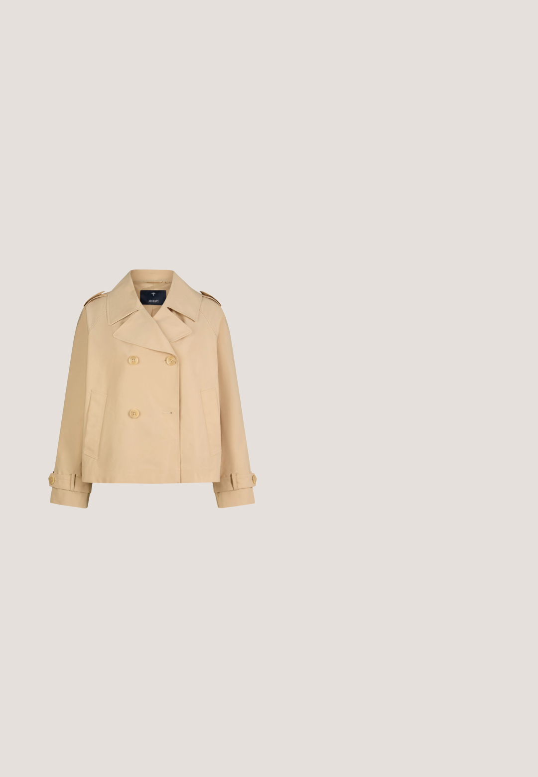 Beige double-breasted trenchcoat met brede revers, manchetten met knopen, schouderepauletten, zijzakken en een korte, boxy pasvorm.; Beige blouse met lange mouwen, ronde halslijn, gelaagde ruches zoom en uitgewaaierde ruches manchetten, gemaakt van lichtgewicht gestructureerde stof.; Beige wijde broek met een platte tailleband, twee voorplooien en een gladde textuur, ontworpen voor comfort en bewegingsvrijheid.; Beige leren slingback hakken met een spitse neus, blokhak en riem met een kleine gouden gesp. Gladde textuur, minimalistisch ontwerp.; Roomkleurige gestructureerde handtas met dubbele handvatten, goudkleurige slotdetail en een aangehecht label met subtiele merktekst aan de voorkant.; Gouden kettingarmband met een ronde bedel met een gestructureerd ontwerp en accentstenen. Verstelbare sluiting voor een aangepaste pasvorm.
