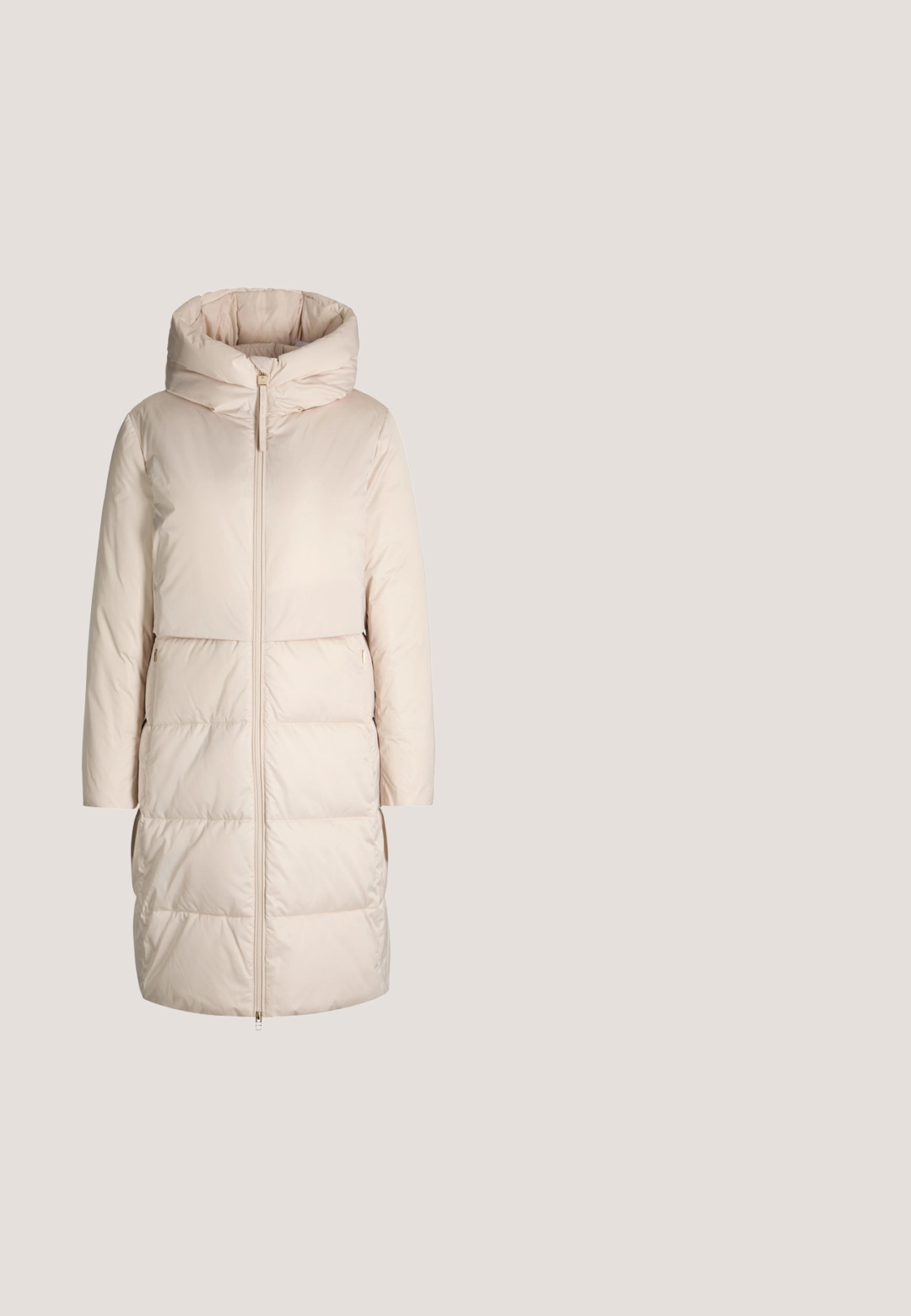 Langer gesteppter Wintermantel in Hellbeige mit großer Kapuze und Reißverschluss vorne.; Brauner, gestrickter Rollkragenpullover mit langen Ärmeln sowie gerippten Bündchen und Saum, auf einem schlichten weißen Hintergrund präsentiert.; Beige zugeschnittene Hose aus strukturiertem Stoff mit flachem Bund, seitlichen Taschen und einer einzelnen Gesäßtasche. Schnitt in gerader Beinform.; Olivengrüne Wildleder-Stiefeletten mit einem Kunstfellbesatz, silbernen Beschlägen und einer chunky, beigefarbenen Plateausohle. Mit Schnürsenkeln und einem seitlichen Reißverschluss.; Handtasche aus hellbraunem Leder mit zwei Griffen und einem abnehmbaren Schultergurt. Verfügt über eine glatte Oberfläche und einen Reißverschluss. Sichtbare silberne Metallakzente.; Goldfarbene Halskette mit feiner Kette und Anhänger. Sie hat zwei Steine: einen runden lila Stein und einen tropfenförmigen roten Stein.