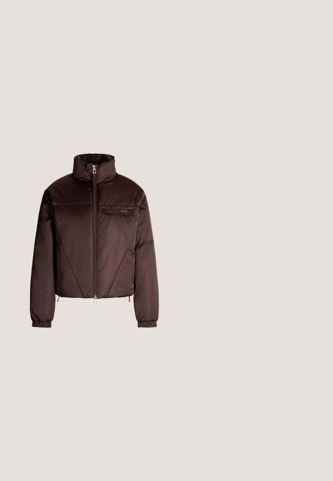 Braune Steppjacke mit hohem Kragen, Frontreißverschluss und elastischen Bündchen. Verfügt über horizontale Nähte und eine Brusttasche mit Logodetail.; Brauner Sweatshirt mit Rundhalsausschnitt, langen Ärmeln und gerippten Bündchen. Der Schriftzug auf der Vorderseite lautet "Aim'n Sportswear Sweden New Zealand 2013."; Dunkelbraune Kurzarmbluse mit hohem rundem Ausschnitt und dezentem Stickdetail nahe dem unteren Saum.; Braune Jogginghose mit elastischem Bund, zwei seitlichen Taschen und einem strukturierten Logodetail am linken Oberschenkel. Glatter, dehnbarer Stoff.; Dunkelbrauner Leder- und Wildleder-Sneaker mit dicker hellbrauner Sohle, gemustertem Fersenlasche und passenden braunen Schnürsenkeln.; Dunkelbraune Reisetasche mit Leopardenmuster, zwei Griffen, vorderer Reißverschlusstasche, verstellbarem Schulterriemen und schwarzem Etikett vorne in der Mitte.