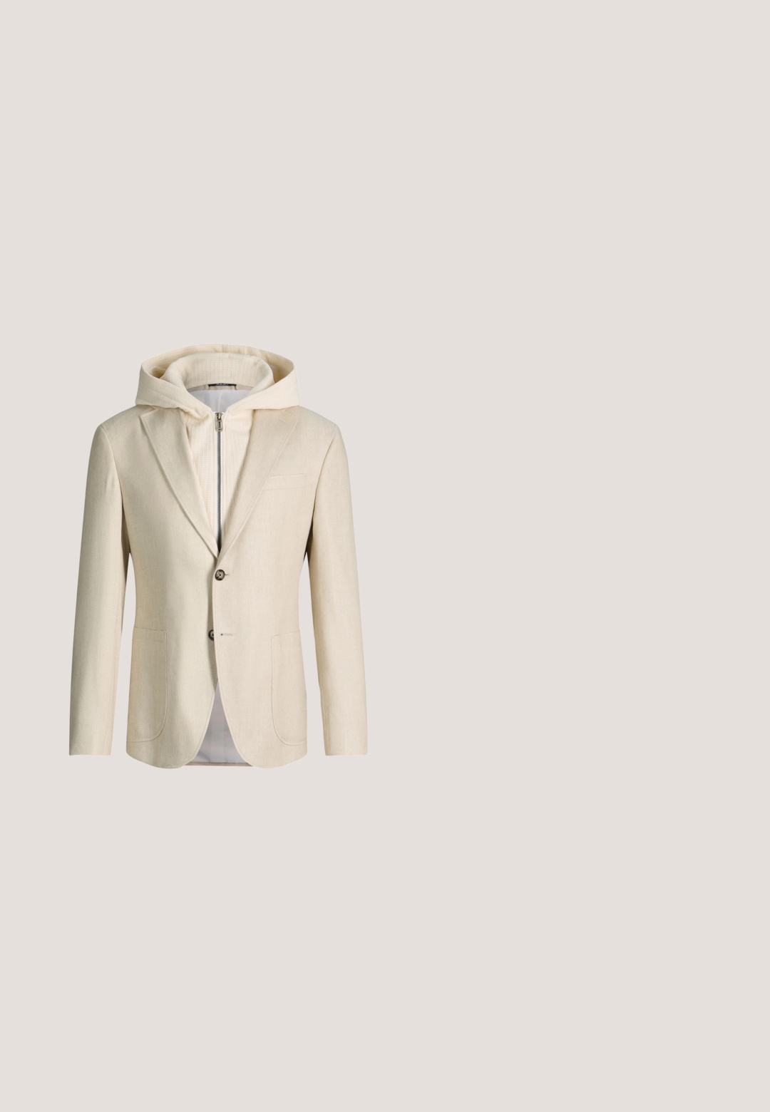 Beige blazer over een zip-up hoodie met capuchon, die formele en casual stijlen combineert in één licht kledingstuk.; Beige lange mouwen shirt gemaakt van katoen, met een button-down kraag, knopen aan de voorkant en een ronde zoom. Gladde textuur, casual ontwerp.; Khaki broek van katoen. Slim fit ontwerp met een gladde textuur, voorzakken en een enkele knoopsluiting bij de taille.; Scarosso VESTA - Veterschoenen - cognac; Beige stropdas met diagonale grijze strepen plat gelegd op een witte achtergrond.; Timberland Riem - dark brown