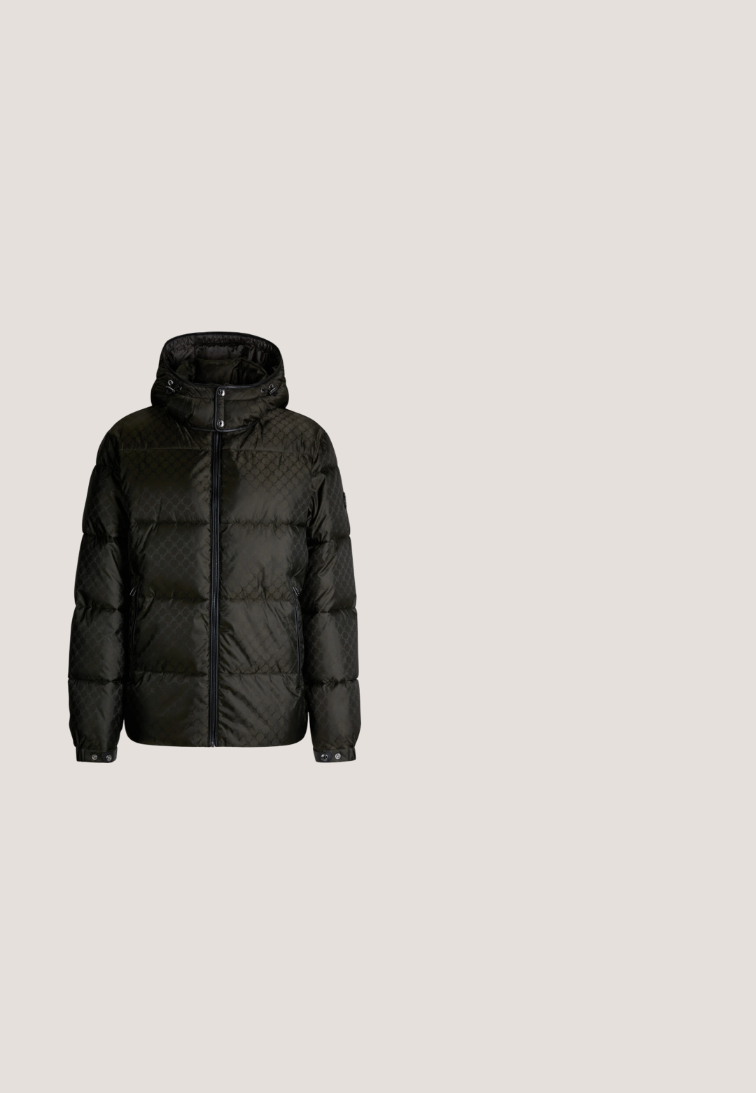 Dunkelgrüne gep padded Jacke mit einem gesteppten Muster, hohem Kragen mit verstellbaren Kordeln und Frontreißverschluss. Akzente sind die Druckknopfmanschetten.; Gelber Pullover aus Waffel-Strick mit rundem Ausschnitt und gerippten Bündchen. Weiche Textur, reguläre Passform und einfarbig ohne Muster.; Schwarzes langärmliges Poloshirt aus weichem Stoff, mit einem Reißverschluss am Kragen, einer Brusttasche und einem klassischen Kragen.; Grüne Sporthose mit Muster, elastischem Bund, schmal zulaufenden Beinen und durchgehend geometrischem Design. Hergestellt aus leichtem Material.; Schwarzer Wildleder Chelsea Boot mit strukturiertem Obermaterial, elastischen Seitenpaneelen, Zugschlaufe und robustem Gummisohle für besseren Halt.; Schwarze Nylon-Crossbody-Tasche mit rechteckiger Form, Reißverschluss, verstellbarem Schultergurt und geprägtem "BOSS"-Logo auf der Vorderseite.