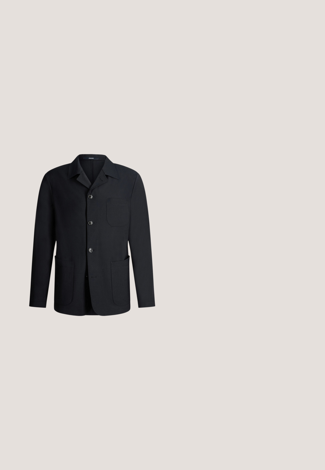 Schwarze Jacke mit Knopfleiste, Reverskragen, drei aufgesetzten Fronttaschen und langen Ärmeln, vor weißem Hintergrund präsentiert.; Hellblaues Herrenbusinesshemd mit langen Ärmeln, klassischem Kragen und weißen Knöpfen vorne.; Marineblaue Chinos aus einem weichen, strapazierfähigen Stoff. Mit Knopfverschluss, Gürtelschlaufen und geradem Bein-Design. Keine sichtbaren Muster.; Herren navyblauer Wildleder-Penny Loafer mit flacher Sohle und klassischer Naht, dargestellt im Seitenprofil auf weißem Hintergrund.; Dunkelblaue Lederaktentasche mit zwei Griffen und Reißverschluss, rechteckige Form, minimalistisches Design, kleines Markenlogo auf der Vorderseite.; Marineblauer Ledergürtel mit silberner Schnalle und dekorativem silbernem Verschluss, offen und flach auf einem weißen Hintergrund ausgelegt.