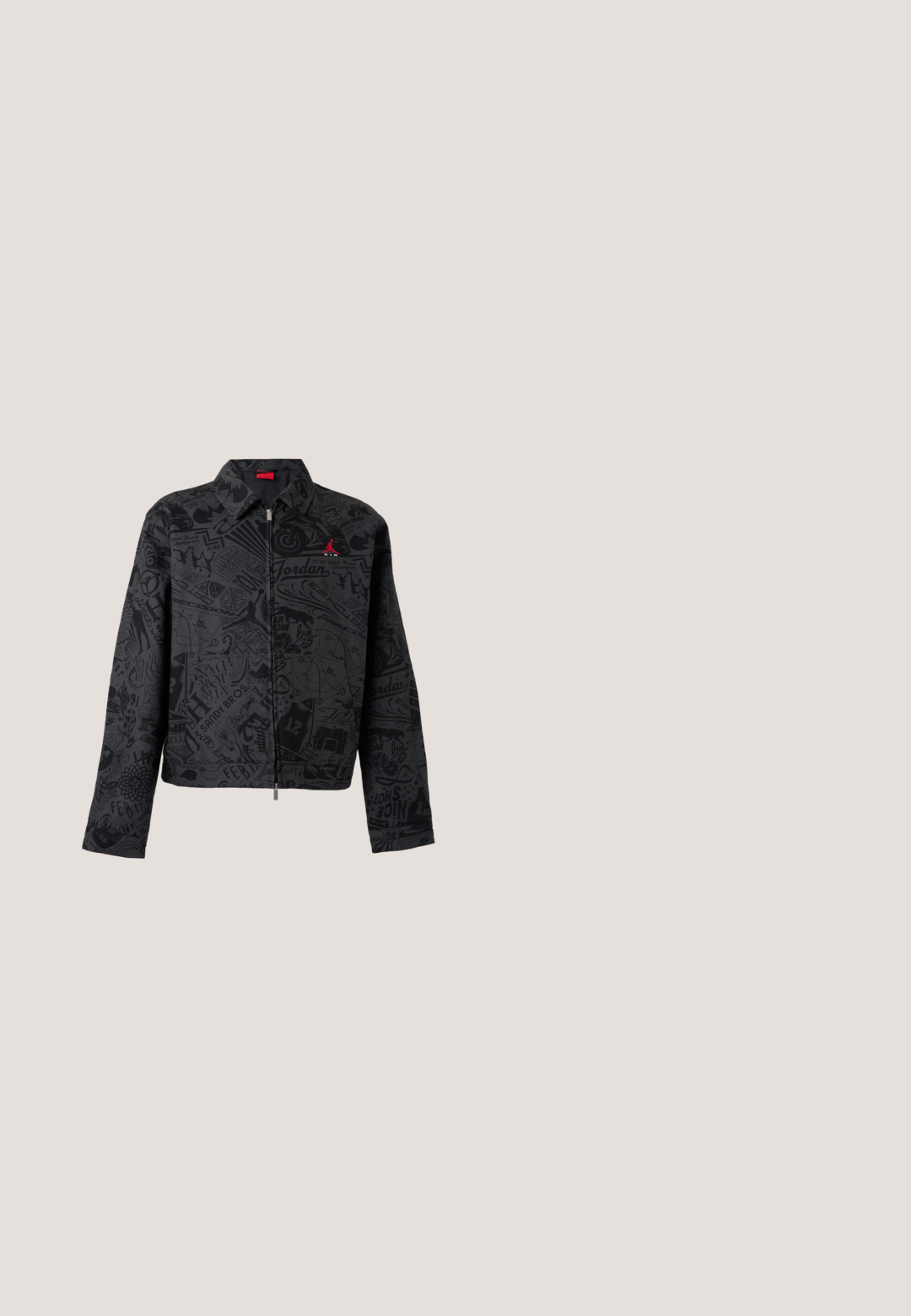 Veste noire zippée intégralement avec des motifs gris foncé sur le thème du basketball partout et un petit logo Jumpman rouge sur la poitrine gauche.; Sweat-shirt rouge à col rond avec petit logo Jumpman noir et texte blanc "AIR" centré sur la poitrine, poignets et ourlet côtelés.; Polo rouge à manches courtes avec bordure blanche au col, texte blanc "JORDAN" sur la poitrine et logo Jordan avec étoiles en haut à gauche.; Pantalon de jogging droit blanc cassé avec ceinture élastique, cordons blancs à embouts rouges et petit logo rouge sur la partie supérieure de la cuisse.; Chaussure de sport blanche avec des accents rouges, logo Swoosh noir et design texturé. Équipée de lacets blancs et d'une semelle noire. Le texte indique "total90".; Sac à dos compact noir avec un cordon élastique blanc en détail à l'avant et le texte vertical blanc "Karl Lagerfeld Jeans" sur la poche avant.