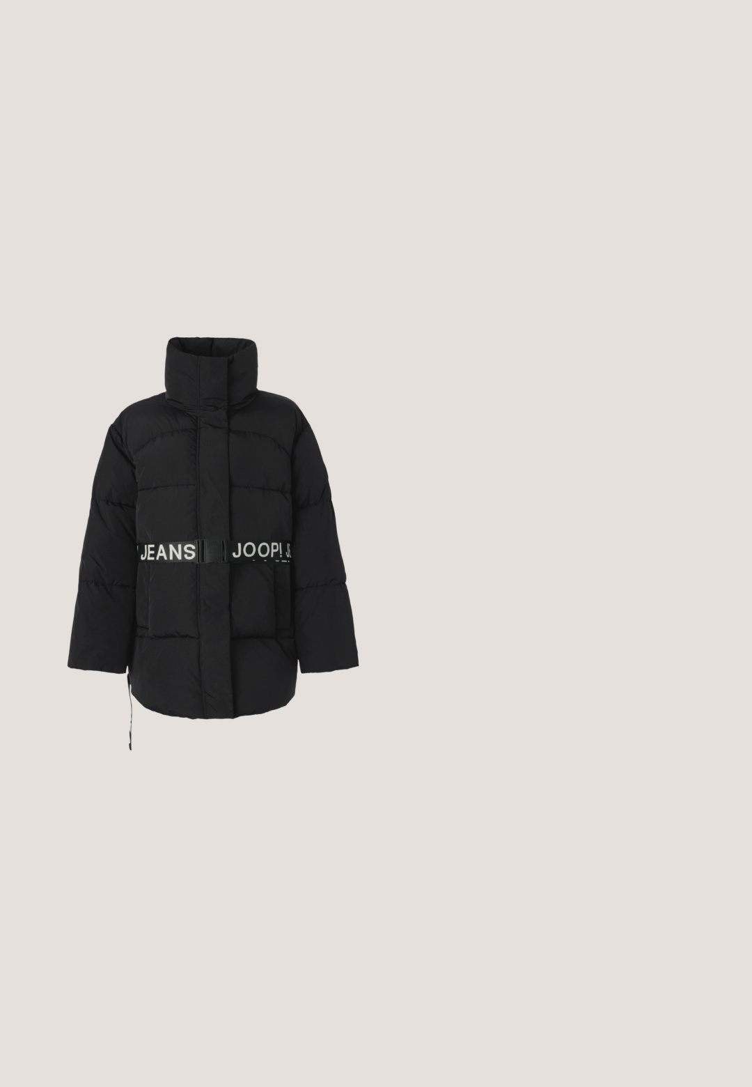JOOP! Jeans CORALIE - Winterjas - black; Zwarte trui met een textuurpatroon van diamanten en lijnen, voorzien van metalen accenten over het geheel. Ronde halslijn en lange mouwen.; Zwarte wijde broek met een gestructureerd vierkant patroon en parelversieringen nabij de zoom, met een hoge tailleband.; Zwarte leren enkelboot met een spitse neus en een gestructureerde blokhak. Gladde textuur met een slank, minimalistisch ontwerp.; Zwarte mesh handtas versierd met zilveren studs, met een gebogen handvat en een kettingschouderriem. Zachte textuur met een ronde vorm.; Zilveren oorbellen in de vorm van een hart met drie vallende hartjes, geaccentueerd met sprankelende strasstenen. Reflecterend oppervlak met gegraveerde merknaam.