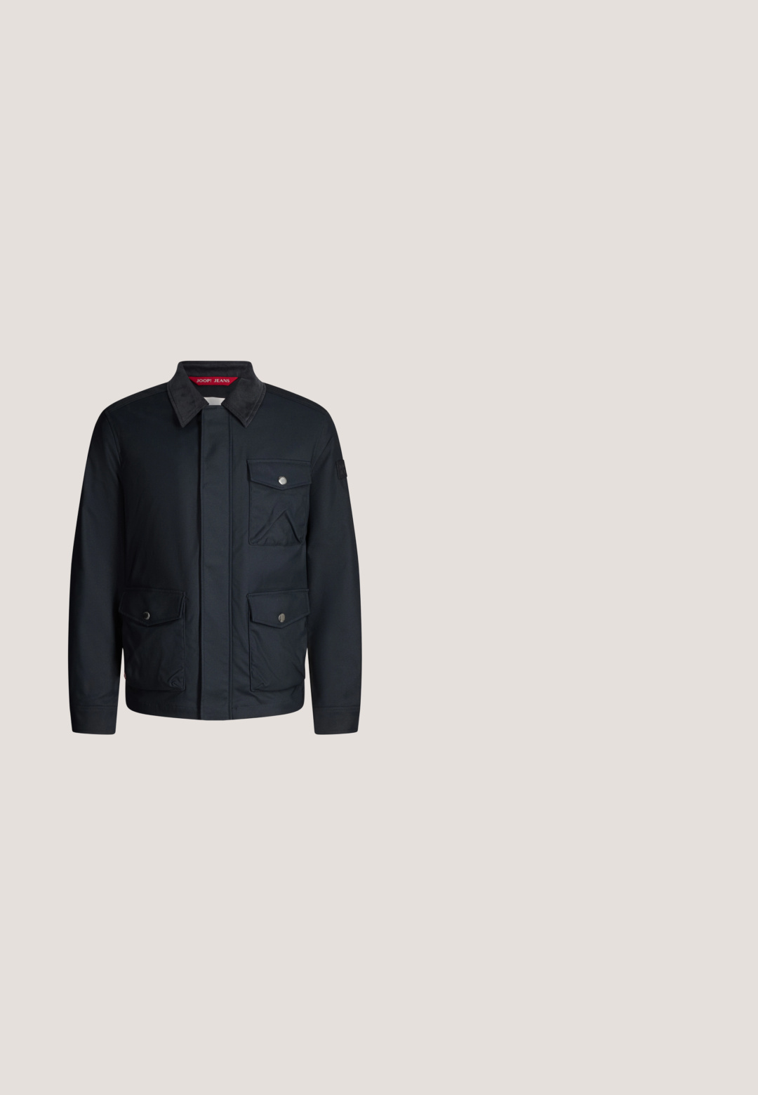 Veste en tissu bleu marine avec un col classique, deux poches poitrine et une fermeture à boutons. Présente une texture subtile et des accents matériels argentés.; Pull en tricot bleu avec un col rond, des manches longues et un motif texturé subtil. Il présente un petit logo sur la poitrine et des poignets côtelés.; Chemise à manches longues bleu clair avec des rayures verticales blanches et bleu clair, design à boutons, col et un petit logo brodé sur la poitrine.; Pantalon court bleu marine en tissu lisse, doté d'une taille élastique, d'un cordon noir et d'une couture latérale pour un confort accru.; Bottines noires en cuir texturé, ornées de lacets bordeaux et d'œillets en métal, avec une semelle en caoutchouc robuste et une doublure en fausse fourrure.; Sac bandoulière bleu marine en tissu durable. Il dispose d'une fermeture éclair, d'une sangle réglable et d'un écusson avec le logo "TOMMY JEANS".