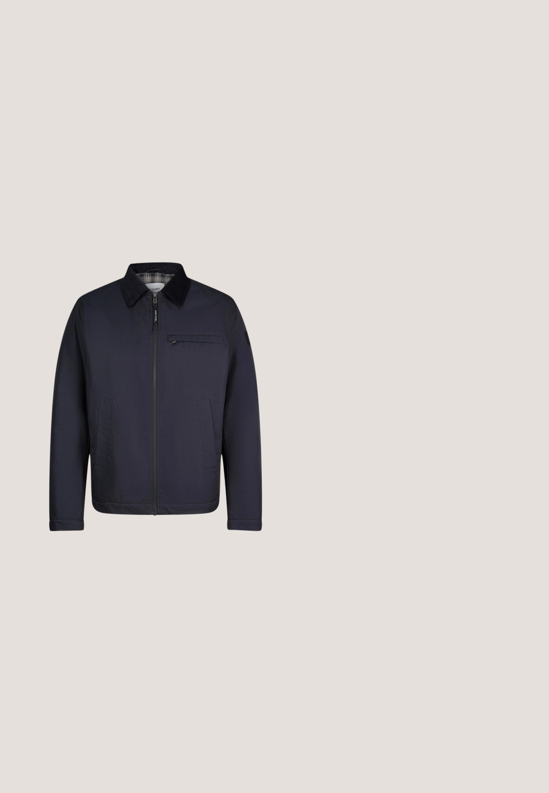 Veste bleu marine foncé pour homme avec fermeture éclair devant, col en velours côtelé, deux poches latérales et une poche poitrine zippée, avec une doublure intérieure à carreaux.; T-shirt en coton noir avec une texture lisse. Il comporte deux étiquettes : "TYPE NO: C-46" et "CLASSIQUE AMÉRICAIN" en jaune sur un tissu sombre.; Jeans en denim bleu foncé avec une coupe droite, un design à cinq poches et une fermeture à bouton en métal. Couture subtile et texture lisse.; Bottines en suède marron avec un bout arrondi, un design à lacets et un petit talon. Équipées d'une boucle à l'arrière pour un enfilage facile.; Lacoste Lunettes de soleil - brown; Ceinture en cuir brun au fini lisse, avec une boucle en métal argenté et une couture subtile le long des bords. Design classique et durable.