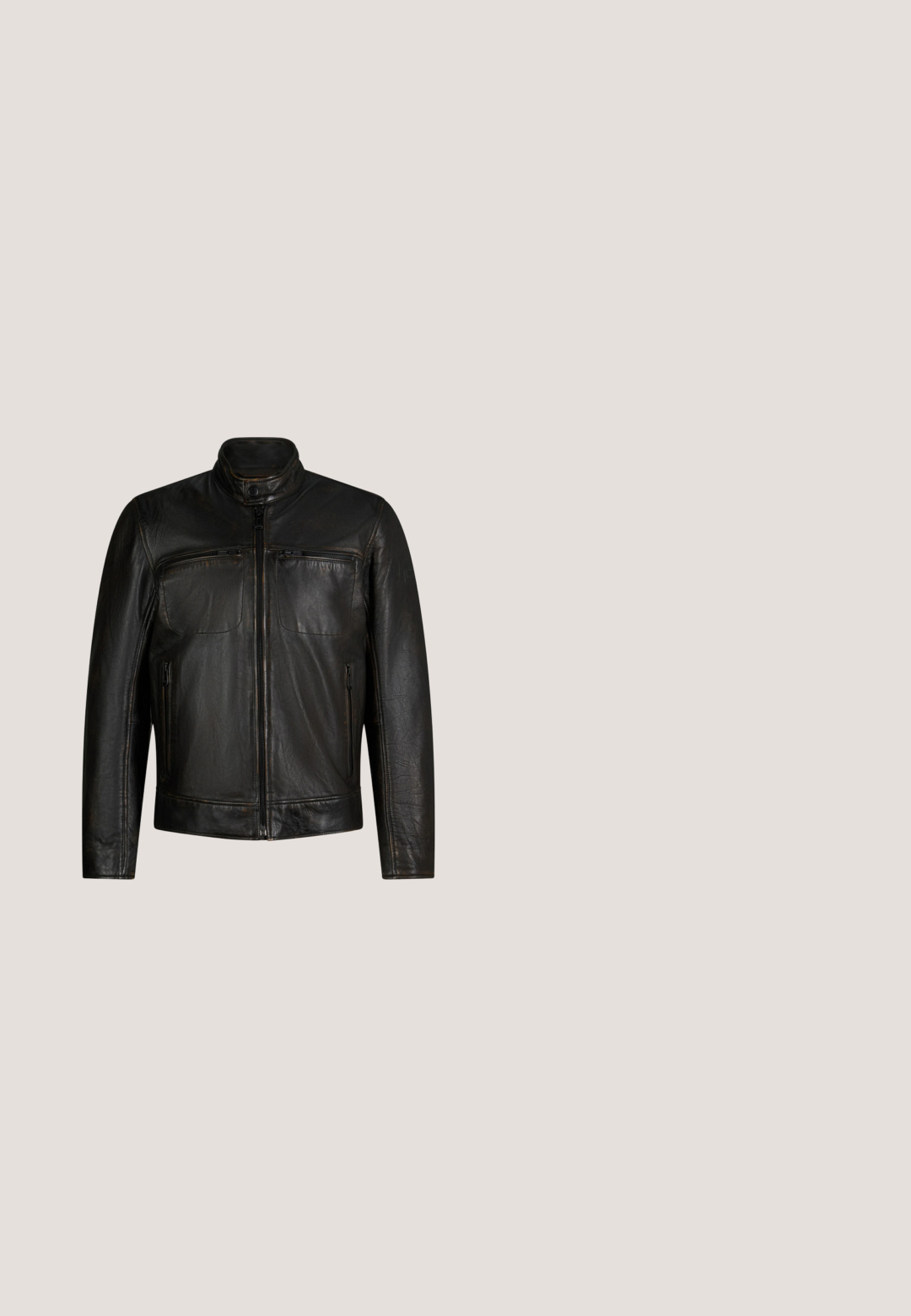 Veste en cuir noire avec fermeture éclair devant, deux poches poitrine zippées, col montant avec bouton-pression et poches latérales zippées.; Polo noir à manches courtes avec patte à trois boutons et petit logo sur la poitrine gauche, posé à plat sur fond blanc.; Shorts en coton noir avec une texture lisse, fermeture à bouton et ourlets retournés. Comprend des passants de ceinture et des poches avant pour plus de praticité.; AllSaints LANG - Bottines - black; Lunettes de soleil aviateur en métal argenté avec des verres vert foncé et des branches noires, portant la marque « Nautica » sur les branches.; Petit sac rectangle en cuir noir avec poignée supérieure, poche avant zippée, fermetures éclair argentées et logo "GUESS" à l'avant.