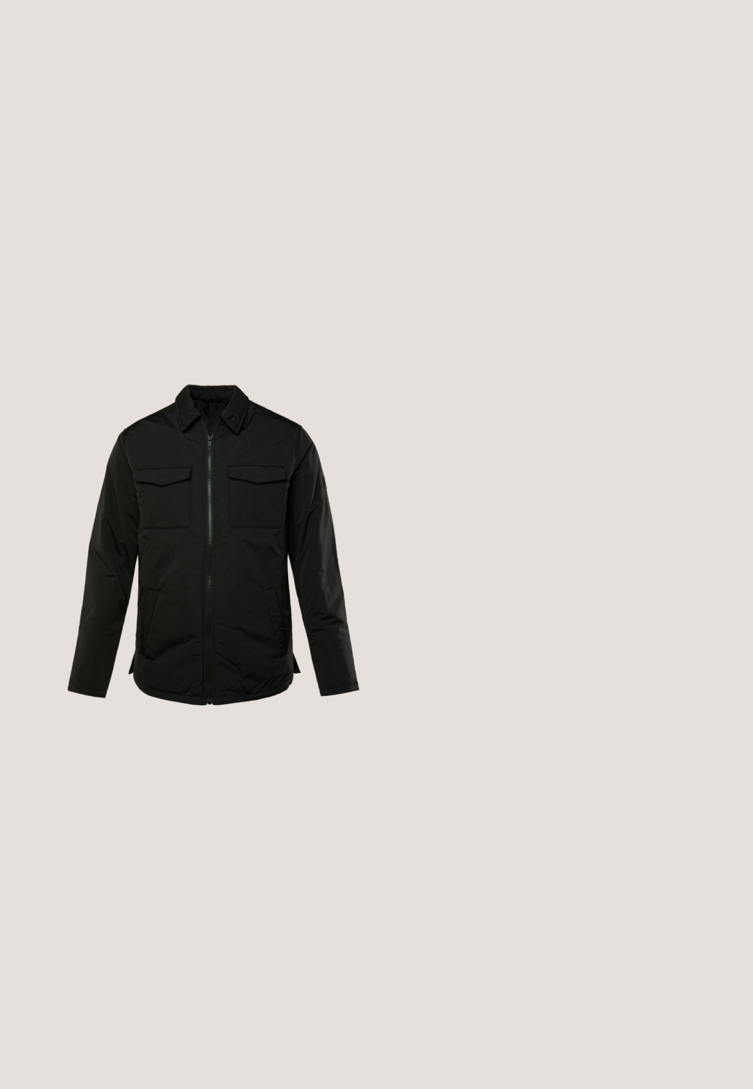 Sort polstret jakke med frontlynlås, to brystlommer med klap, lange ærmer og spids krave. Slank, glat tekstur.; Sort langærmet pullover med ribstrikket krave, manchetter, kant og en halvlange lynlås foran med ribstrikket panel.; Sort langærmet Henley-skjorte med tre knapper og rund halsudskæring, ensfarvet design og lige kant.; Sorte denim jeans med slim fit, der har fem-lomme design, lynlås og subtile sømdetaljer. Lavet af slidstærkt stof.; Sorte ankelstøvler lavet af læder og ruskind, med en rund tå, robust gummisål med riller og snørelukning.; Sort læder crossbody taske med forlommel med klap og metalspænde, justerbar stof skulderrem og subtil Venezia-logo.