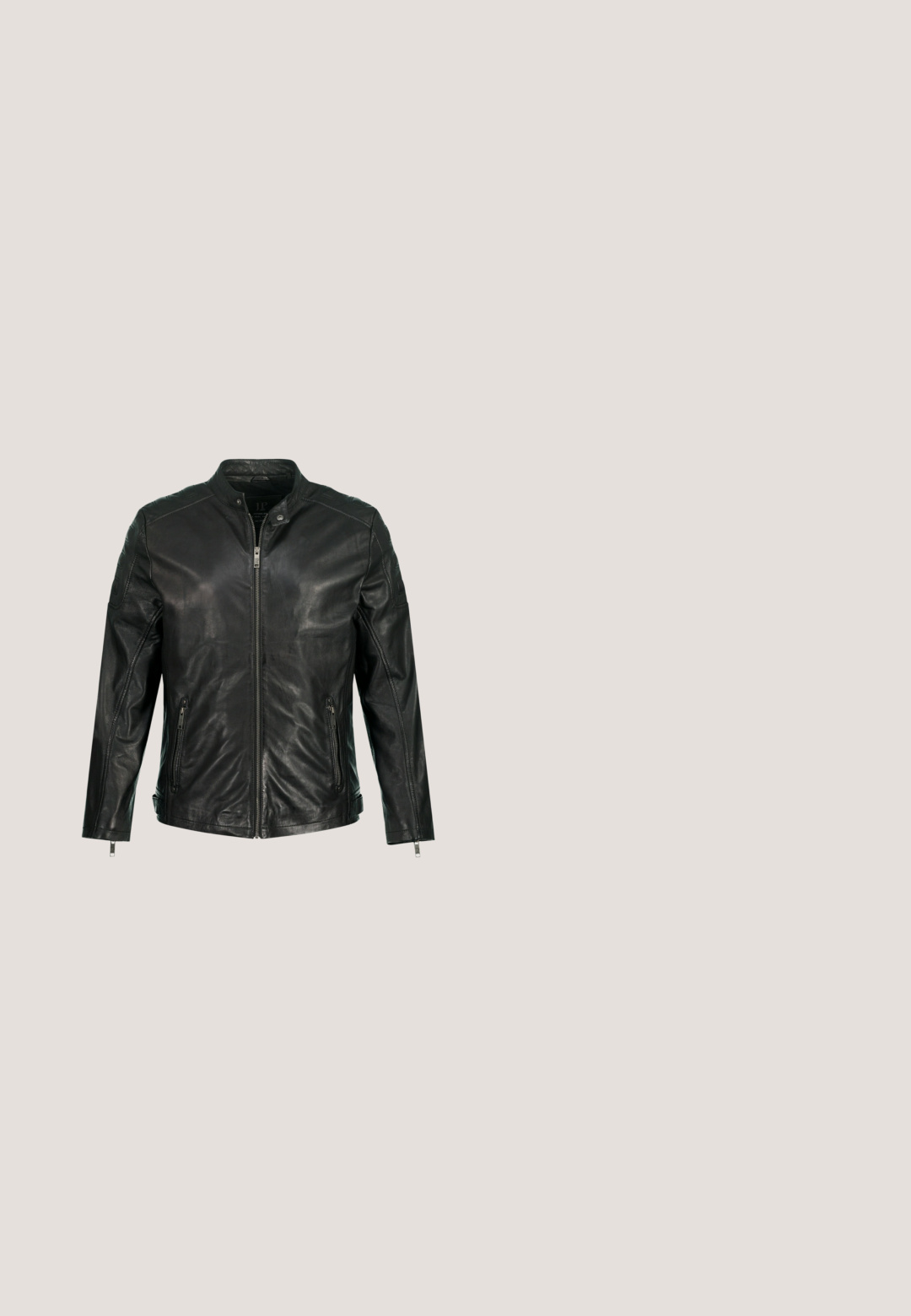Chaqueta de cuero negra con cuello alto, cierre frontal completo, dos bolsillos laterales con cremallera y detalles en panel en los hombros. Textura suave.; Camiseta negra de talla grande con un gráfico blanco de una persona calva con ojos oscuros, lápiz labial, piercings y un collar con colgante de cruz.; Jeans de mezclilla negra con un corte recto, que presentan detalles desgastados, desgastes deshilachados y salpicaduras de pintura ligera en toda la tela.; Bota de combate de cuero negro con caña alta, parte frontal con cordones, cuello acolchado y suela texturizada resistente para un buen agarre. Presenta una puntera reforzada.; Collar de cadena de metal con eslabones alargados en metal tono plateado, con un cierre de langosta y una cadena ajustable en la parte posterior para variar la longitud.; Arnés de cuero negro con correas ajustables, que presenta anillos y tachuelas de metal plateado. El diseño incluye un anillo central y un cierre de hebilla.