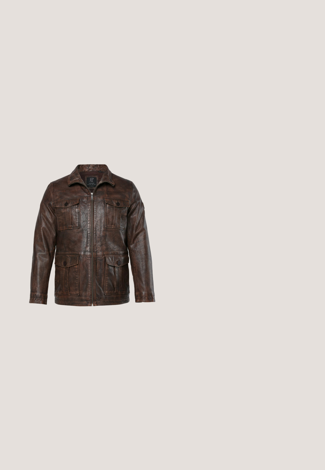 Chaqueta de cuero marrón con cremallera frontal y cuatro bolsillos con solapa abotonados, mangas largas y cuello.; Camisa de manga larga a cuadros azul y gris con cuello puntiagudo y dos bolsillos frontales en el pecho con botones.; Pantalones cargo de mezclilla azul claro con un diseño de pierna recta, que cuentan con múltiples bolsillos y un cierre de botón en la cintura.; Kazar ALID - Botines con cordones - brown; Cuadrado de tela oscura con texto grande marrón repetido "INI.07" y un borde delgado marrón sobre un fondo claro.; Cinturón de cuero marrón enrollado con hebilla de latón grabada con "Superdry" y logo en relieve en la presilla de cuero.